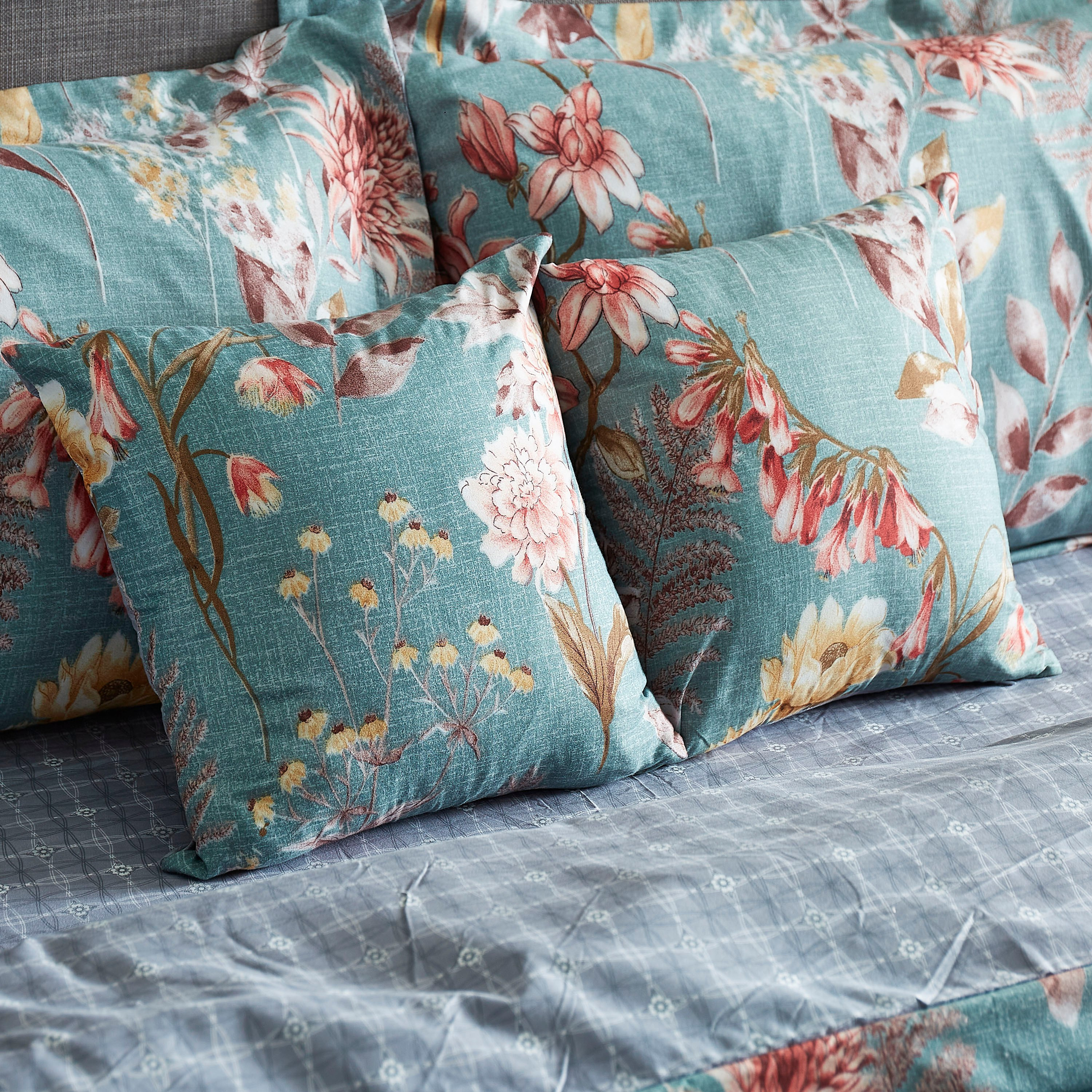 طقم غطاء لحاف كينج ميكروفايبر من 6 قطع بطبعات دايزي - 220x220 سم-hbxhomeware-hbxdecorandfurnishings-image-3