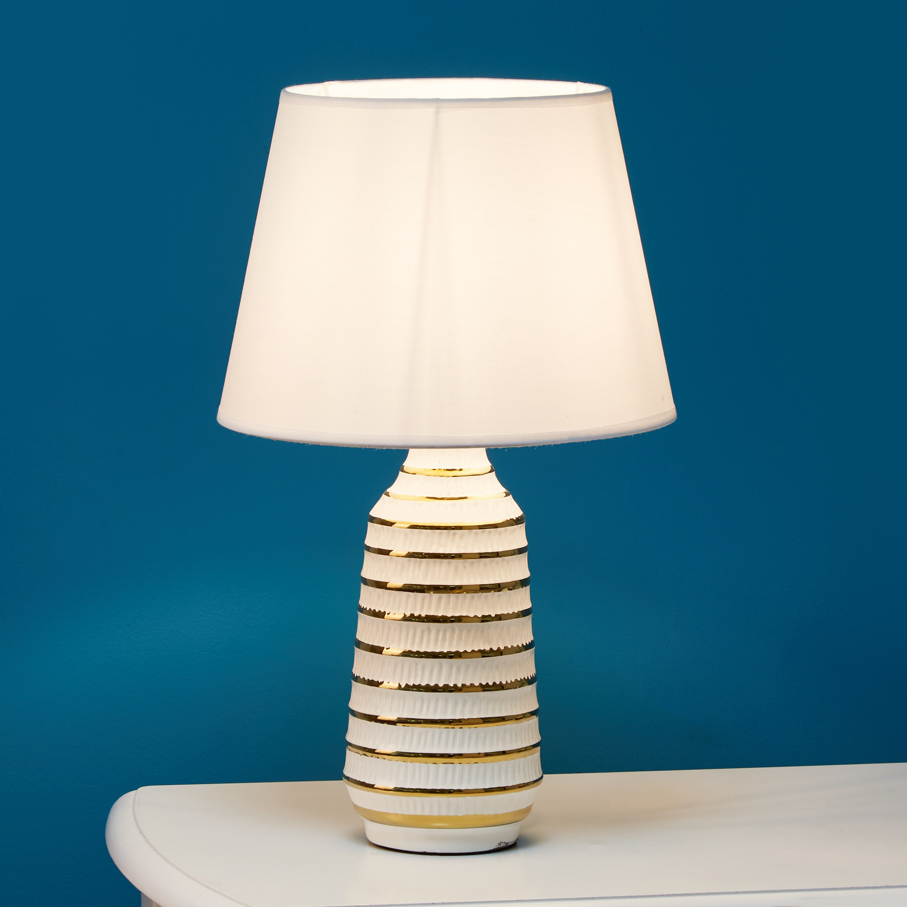مصباح طاولة سيراميك بضلع ذهبي من سكايلر - 46 سم-hbxlivingroom-lighting-tablelamps-image-1