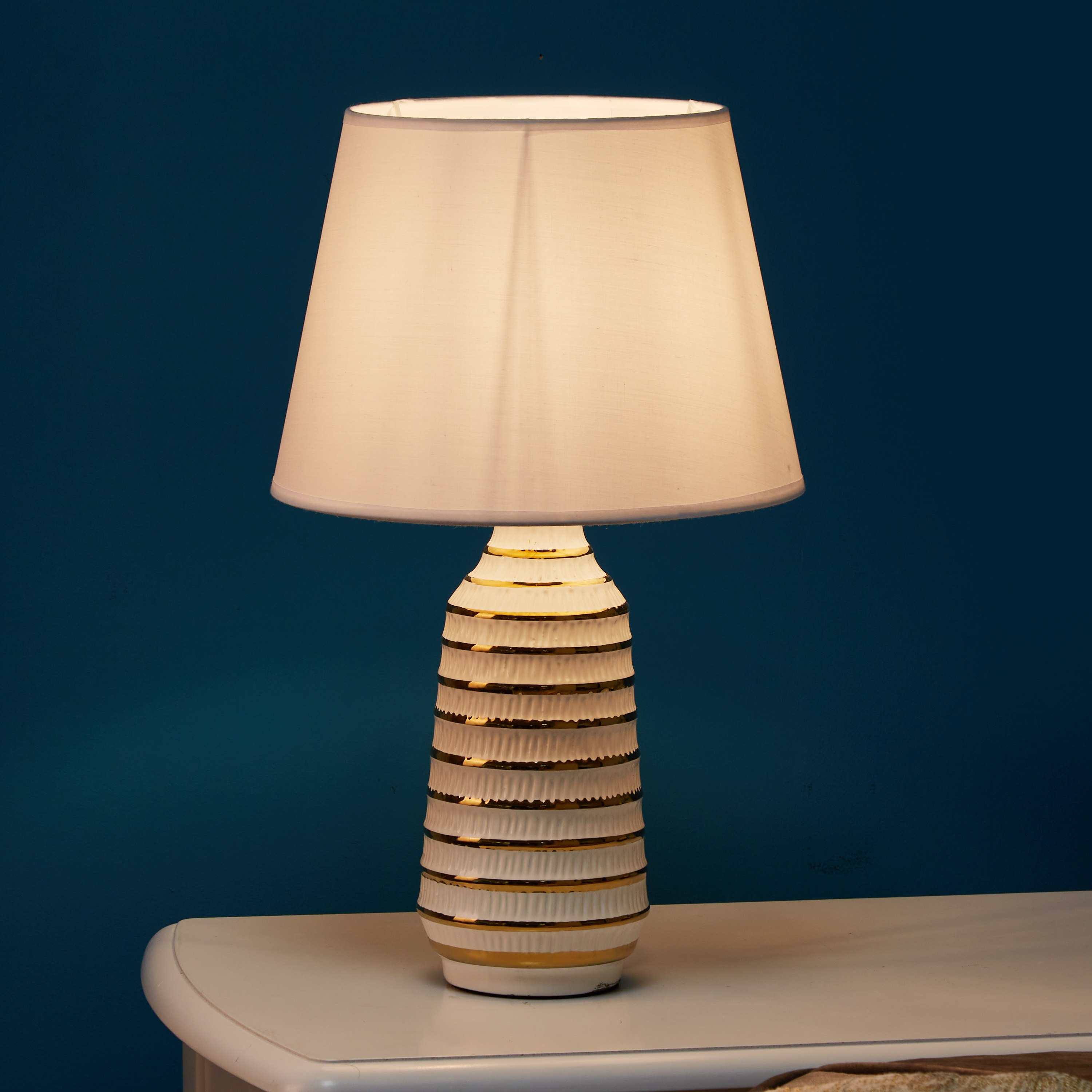 مصباح طاولة سيراميك بضلع ذهبي من سكايلر - 46 سم-hbxlivingroom-lighting-tablelamps-image-2