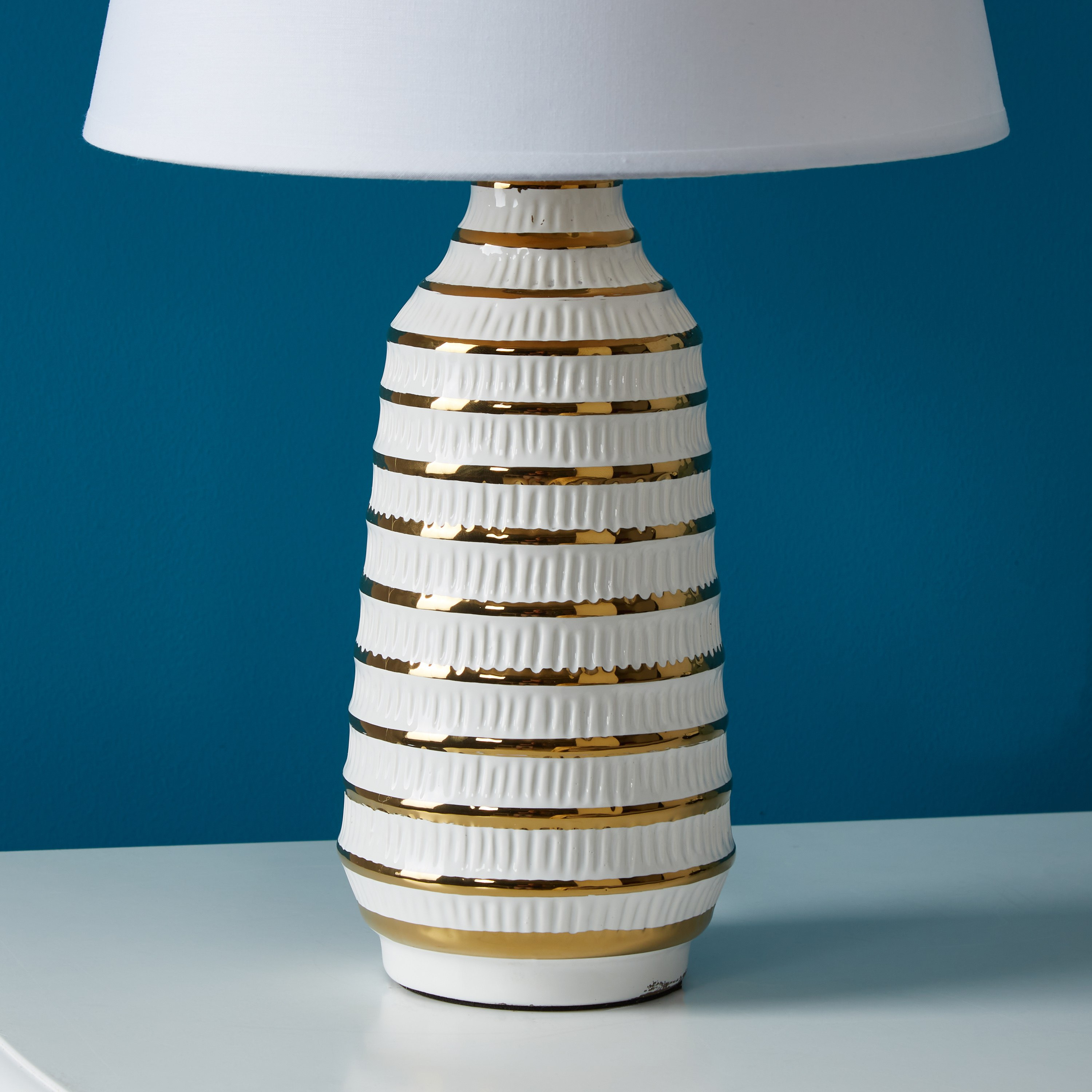 مصباح طاولة سيراميك بضلع ذهبي من سكايلر - 46 سم-hbxlivingroom-lighting-tablelamps-image-3