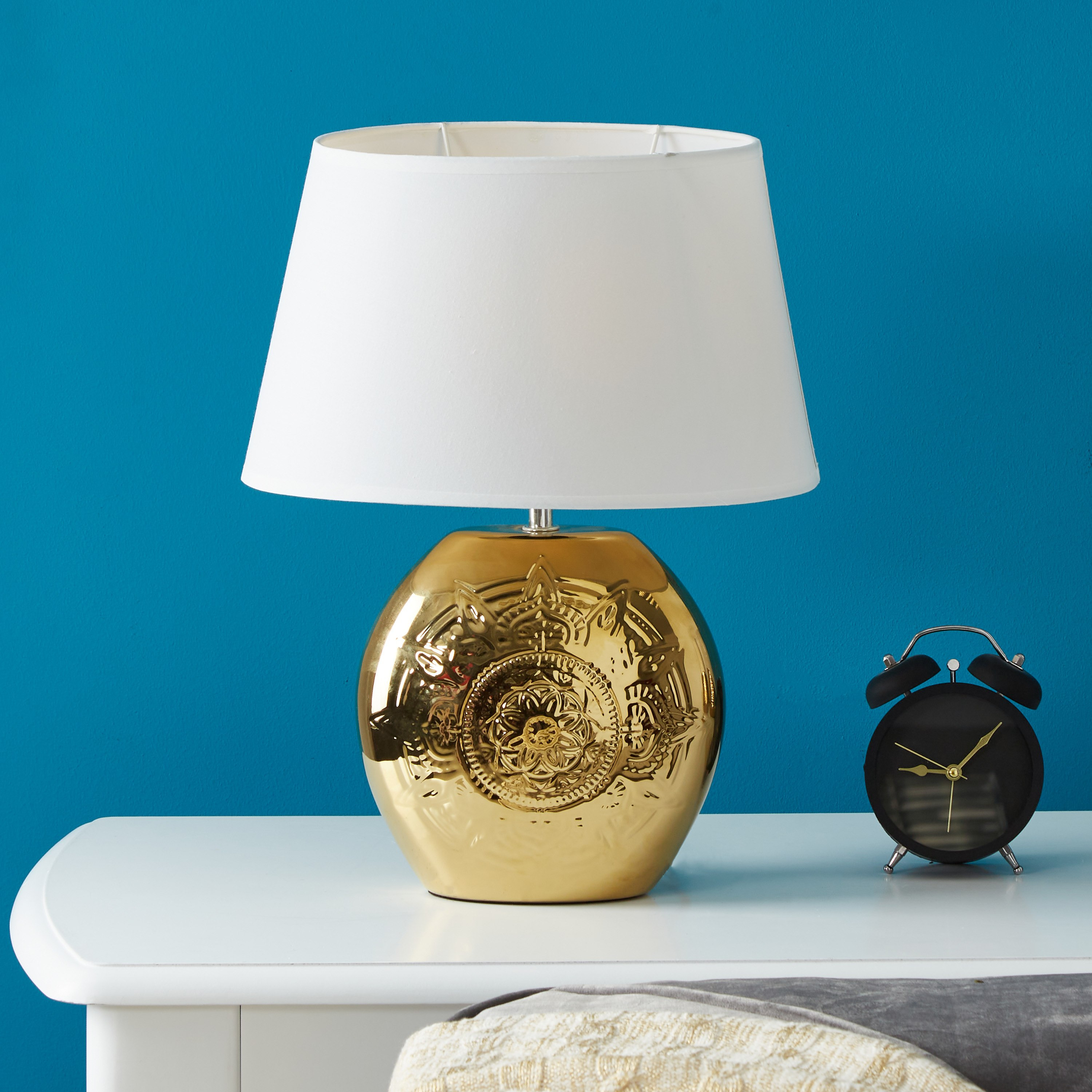 مصباح طاولة سيراميك بقاعدة ذهبية منقوشة من سكايلر - 42 سم-hbxlivingroom-lighting-tablelamps-image-1