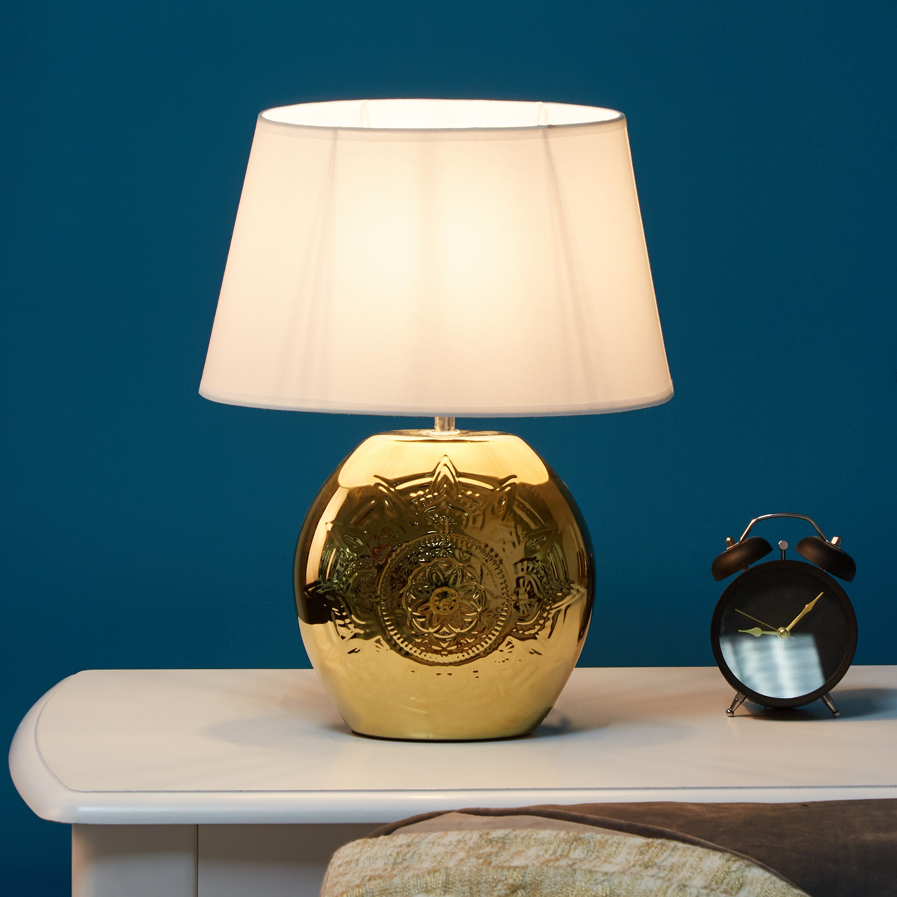 مصباح طاولة سيراميك بقاعدة ذهبية منقوشة من سكايلر - 42 سم-hbxlivingroom-lighting-tablelamps-image-2