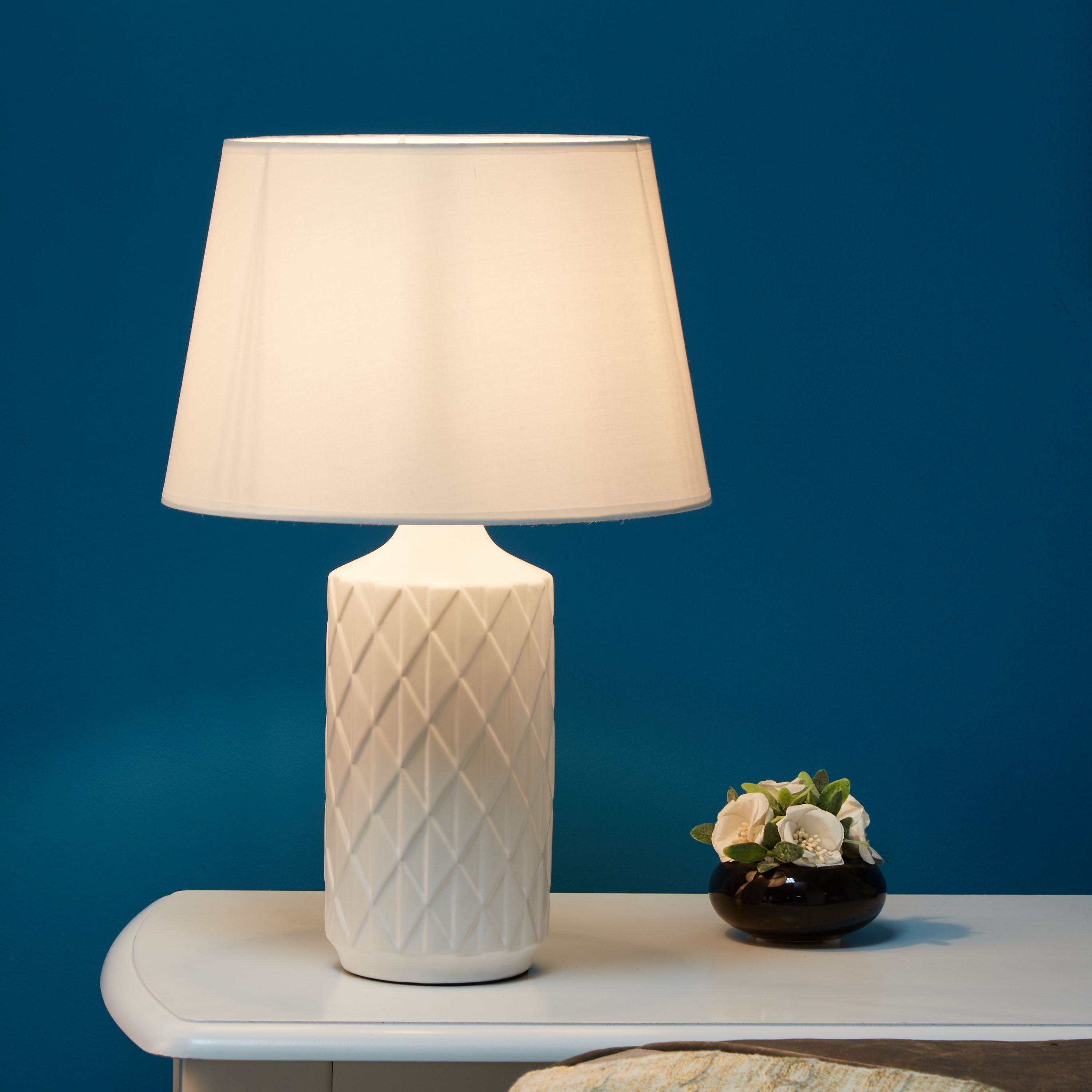 مصباح طاولة سيراميك بقاعدة بنمط ماسي من سكايلر - 45 سم-hbxlivingroom-lighting-tablelamps-image-2