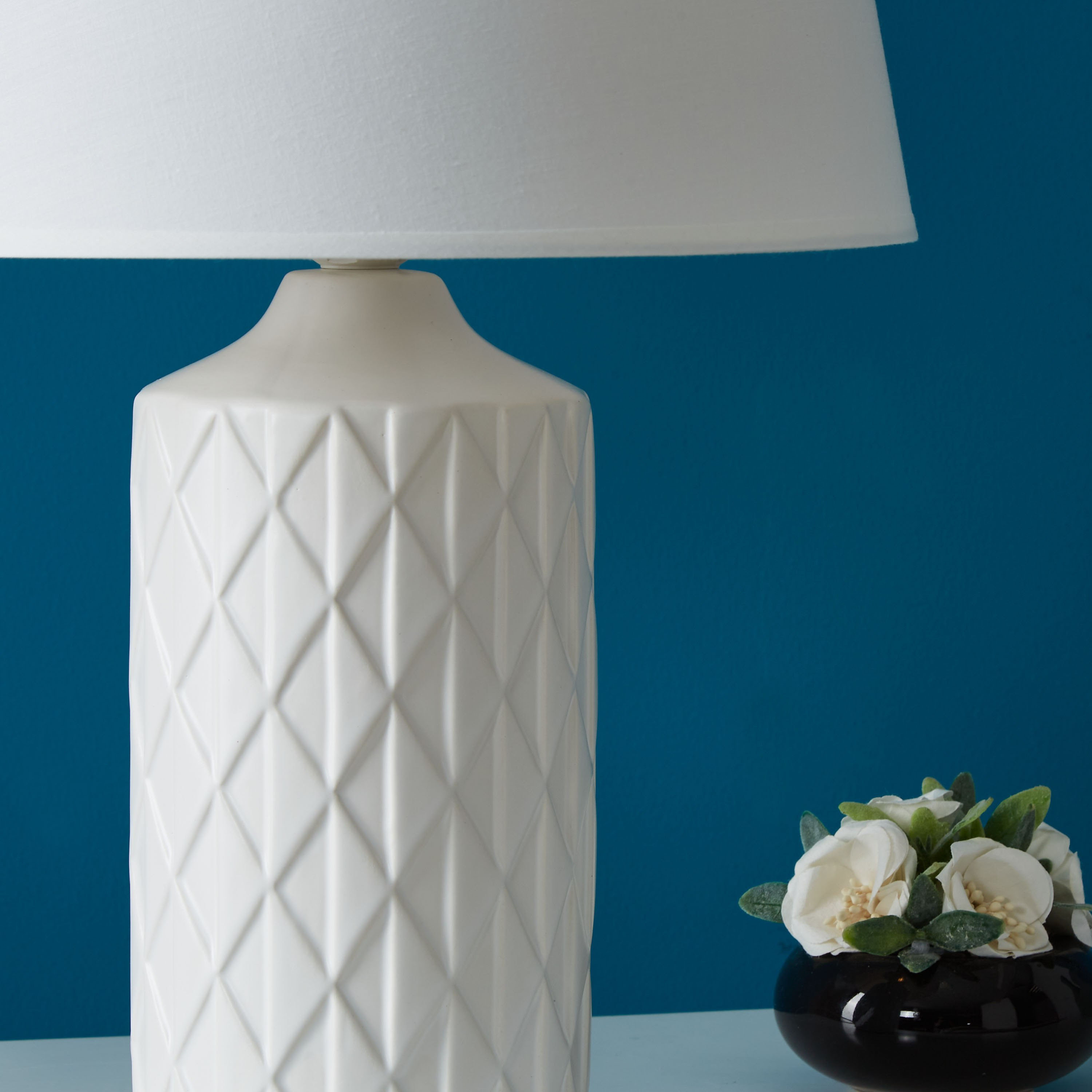 مصباح طاولة سيراميك بقاعدة بنمط ماسي من سكايلر - 45 سم-hbxlivingroom-lighting-tablelamps-image-3