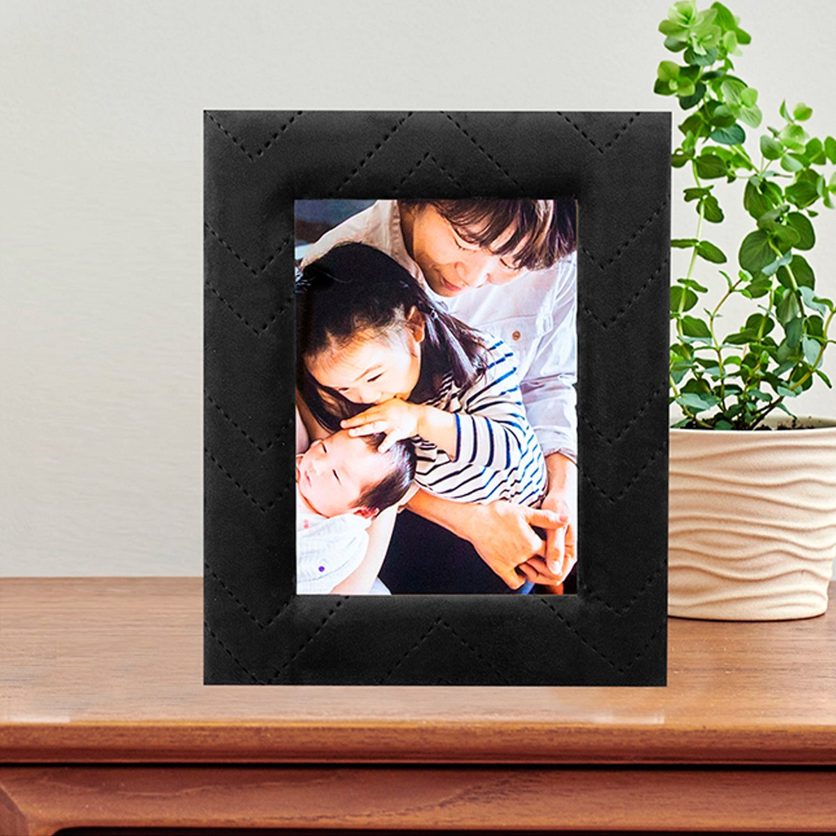 برواز صور مخملي من آمور - 25x20  سم-hbxbedroom-decorandaccessories-photoframes-image-1