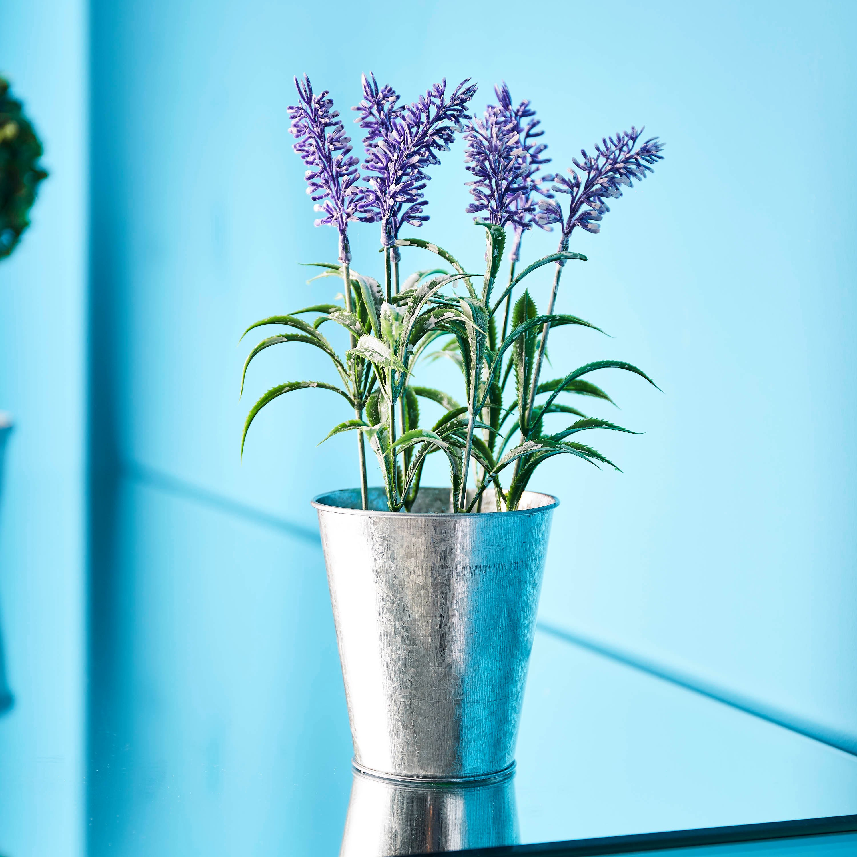 لافندر في وعاء قصدير من ليفيا-hbxhomeware-hbxdecorandfurnishings-image-1