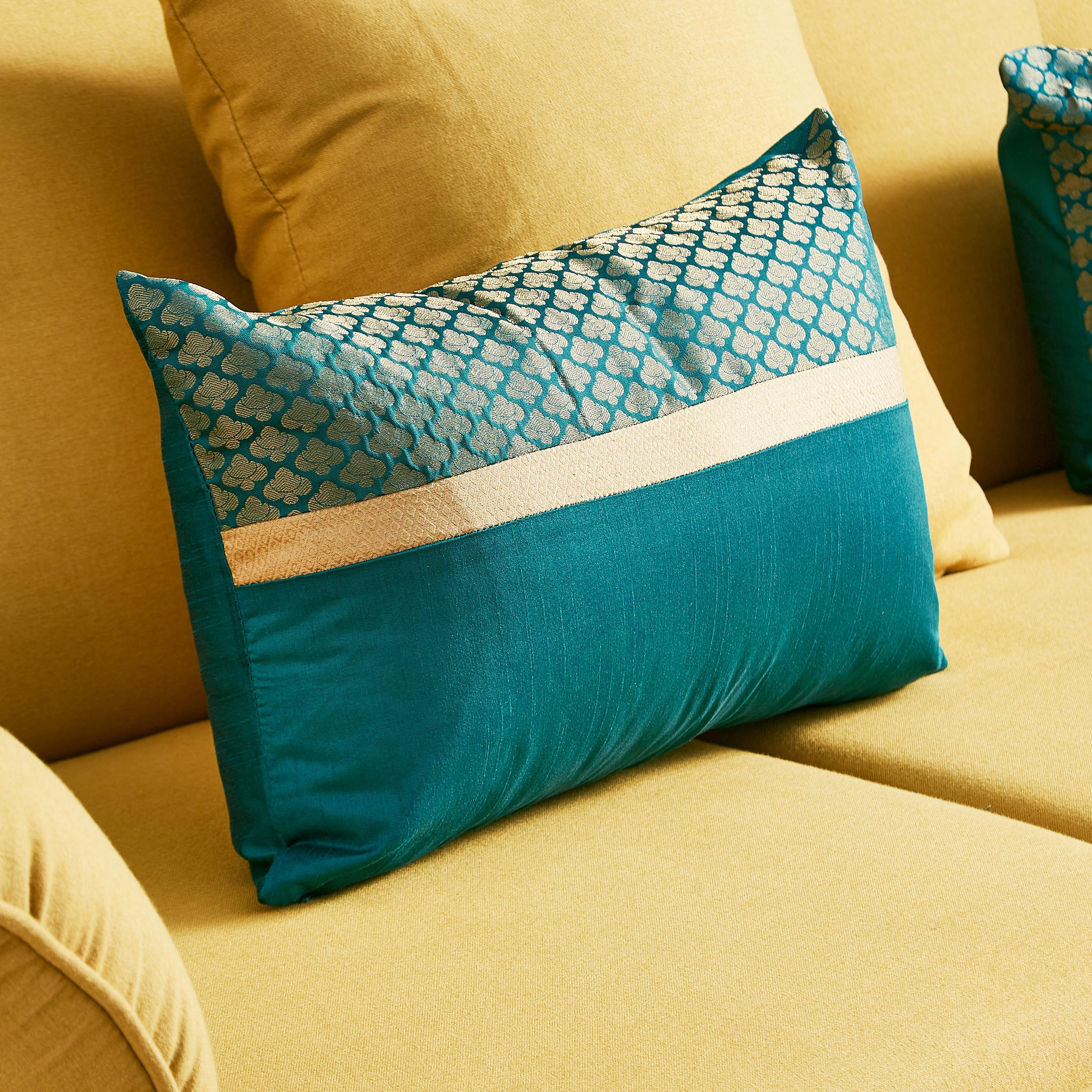 غطاء وسادة بتصاميم متداخلة جاكار من يانا - 30x50 سم-hbxhomeware-cushionsandcovers-cushioncovers-image-1