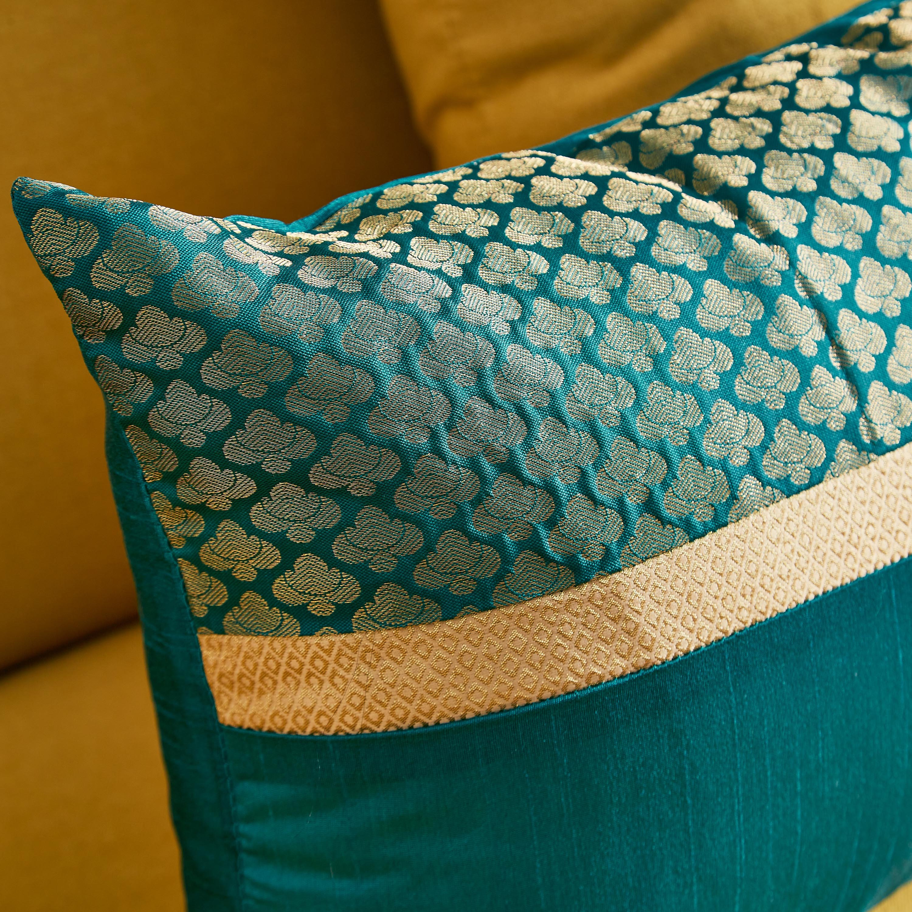 غطاء وسادة بتصاميم متداخلة جاكار من يانا - 30x50 سم-hbxhomeware-cushionsandcovers-cushioncovers-image-2