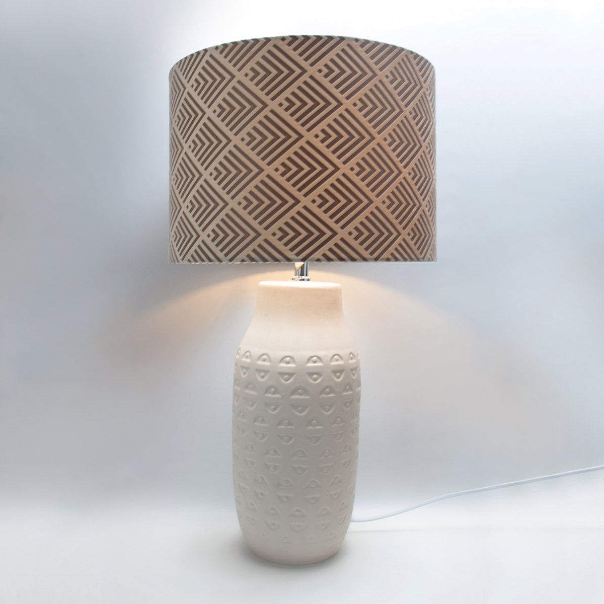 مصباح طاولة سيراميك مزخرف مع قاعدة بارزة الملمس من كوين - 25x50 سم-hbxlivingroom-lighting-tablelamps-image-3