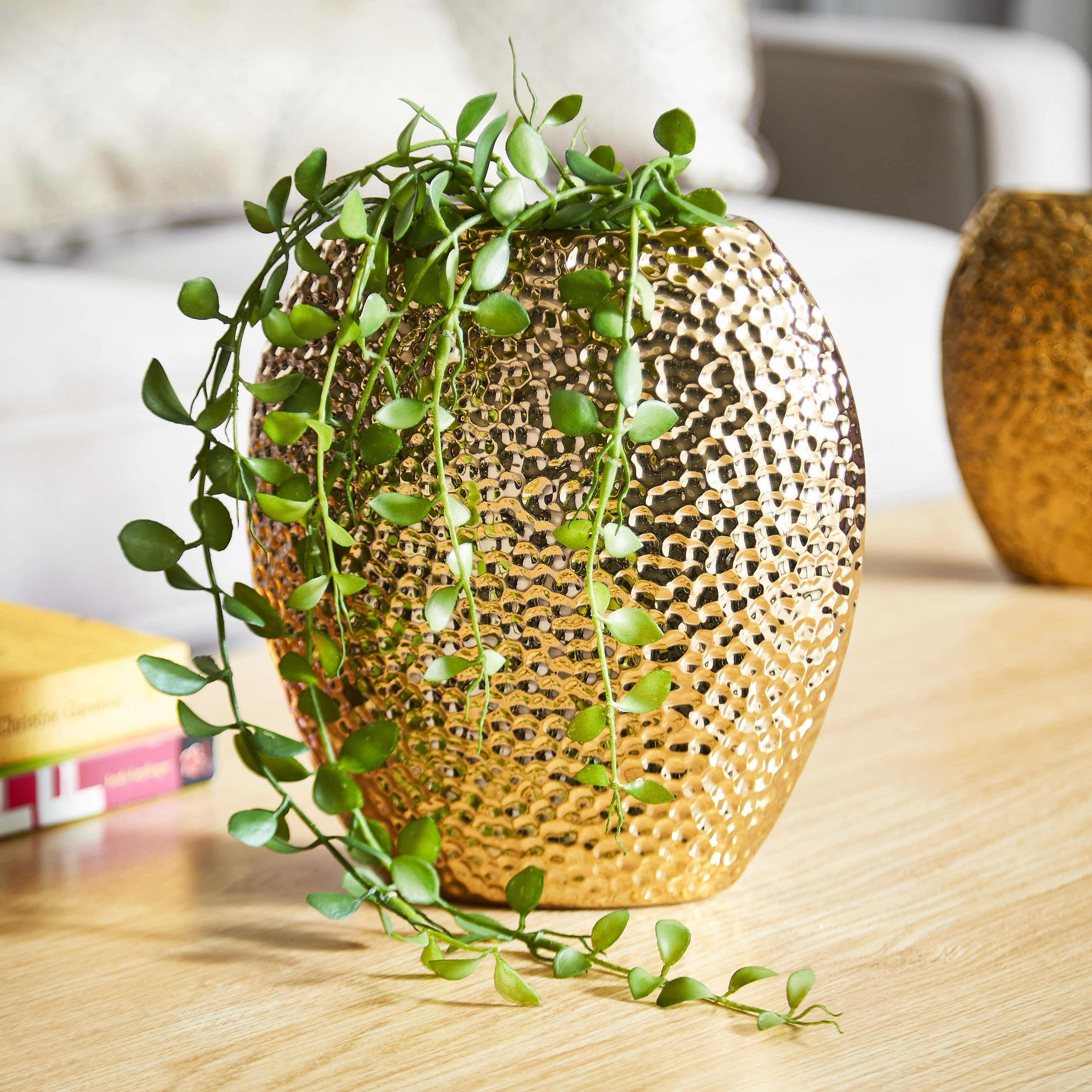 مزهرية سيراميك كبيرة مطروقة من إيلا - 23.5x11.5x26 سم-hbxbedroom-decorandaccessories-vases-image-2