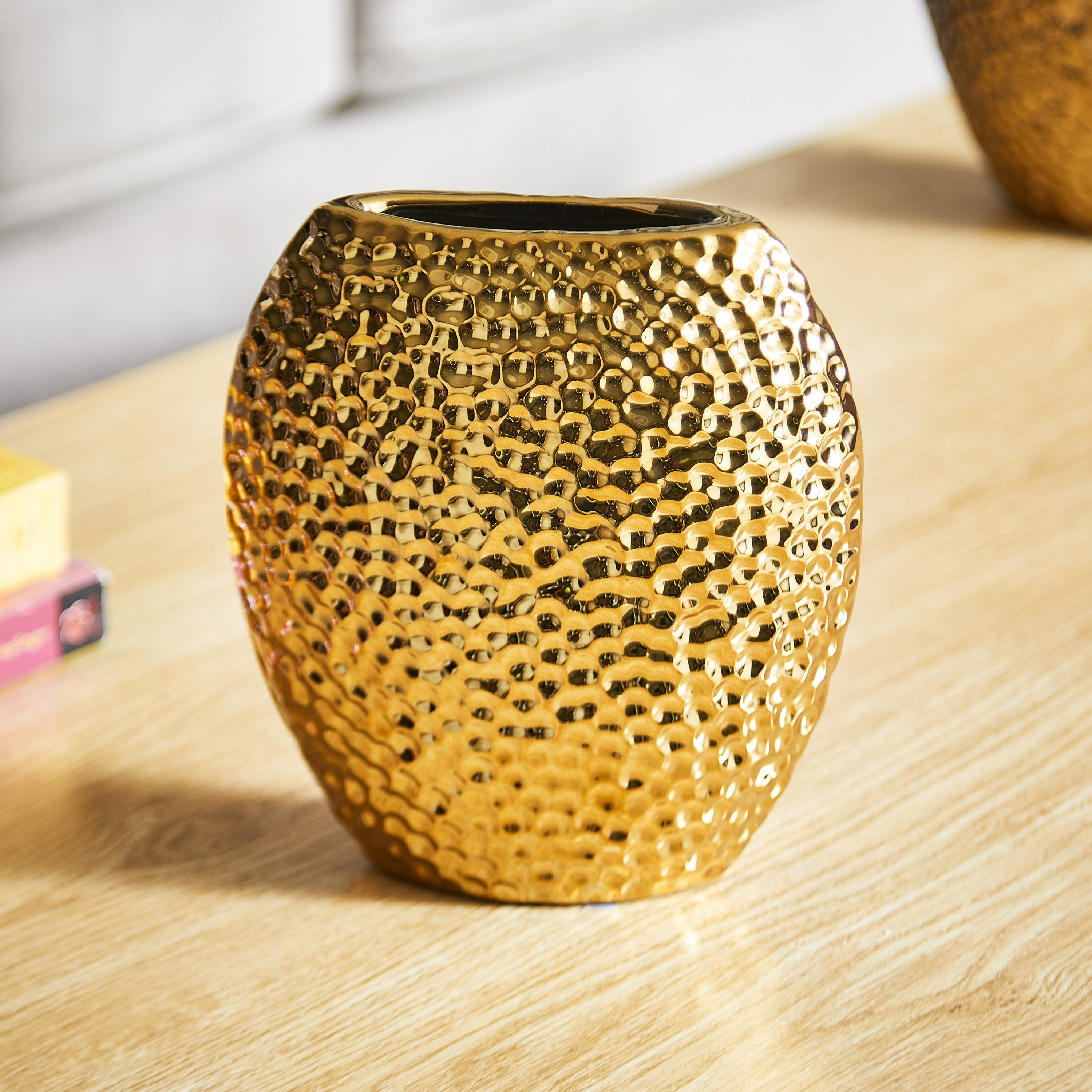 مزهرية سيراميك صغيرة مطروقة من إيلا - 18.5x9x20.5 سم-hbxbedroom-decorandaccessories-vases-image-1