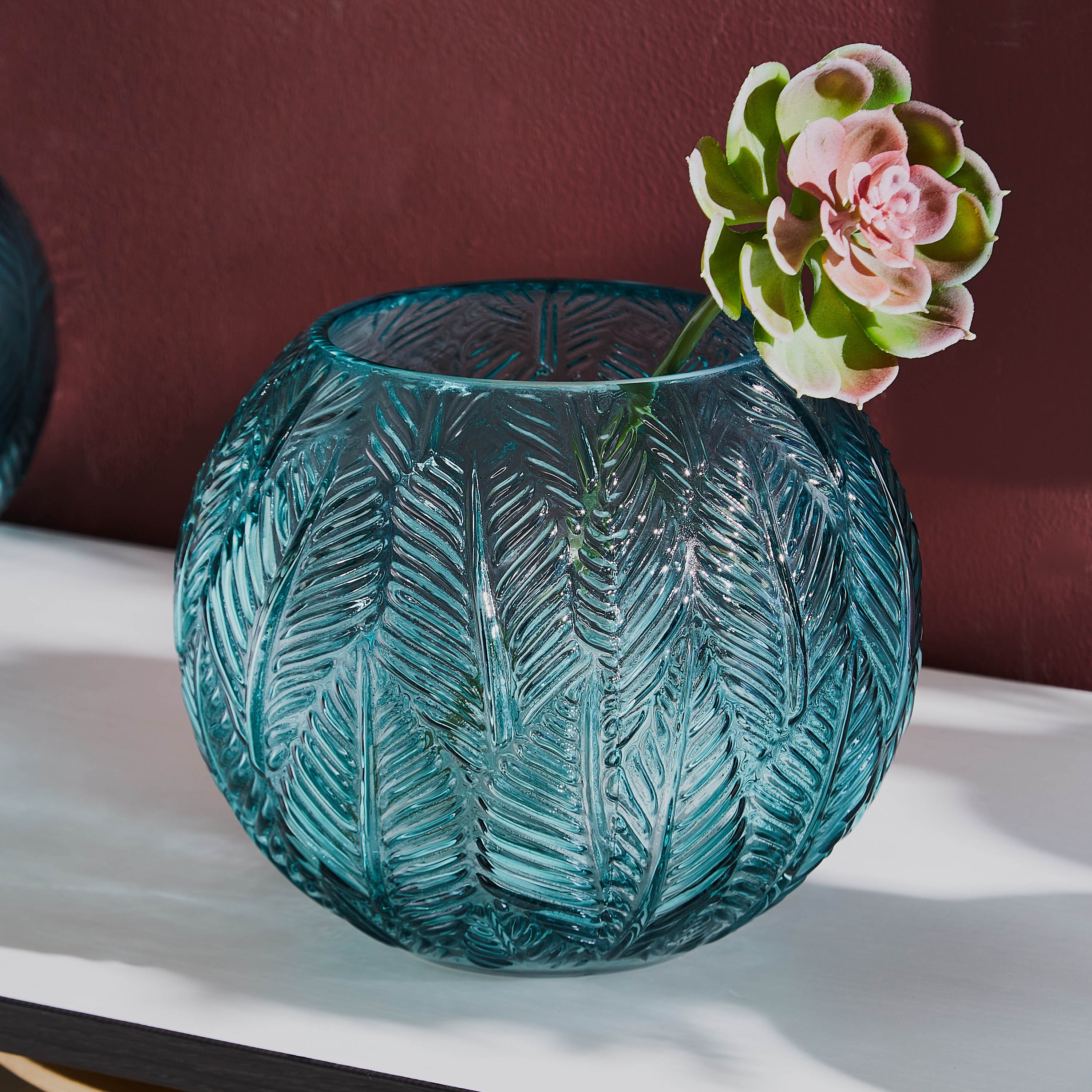 مزهرية كروية زجاجية بأوراق شجر بارزة الملمس من ريو - 24x16 سم-hbxbedroom-decorandaccessories-vases-image-1