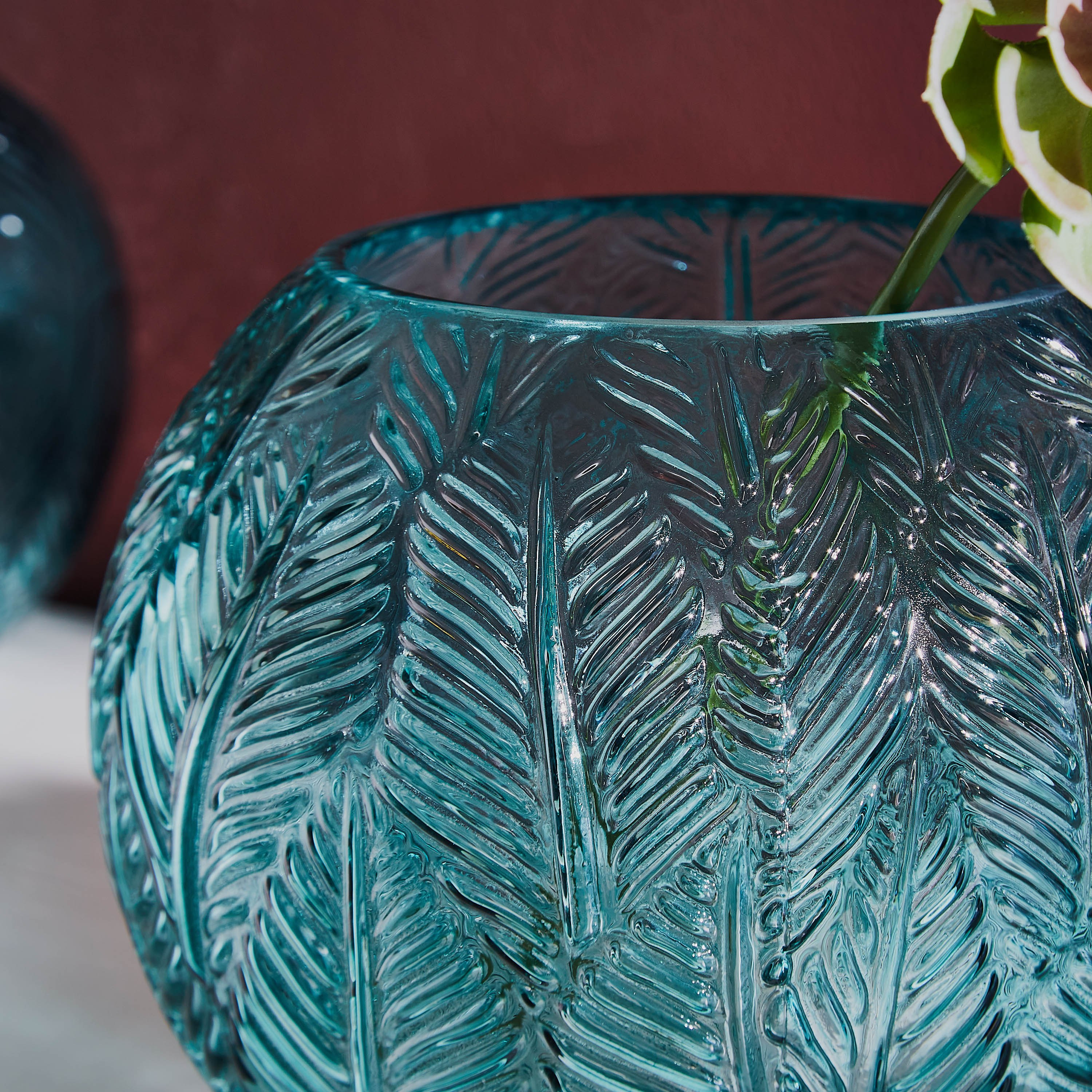 مزهرية كروية زجاجية بأوراق شجر بارزة الملمس من ريو - 24x16 سم-hbxbedroom-decorandaccessories-vases-image-2