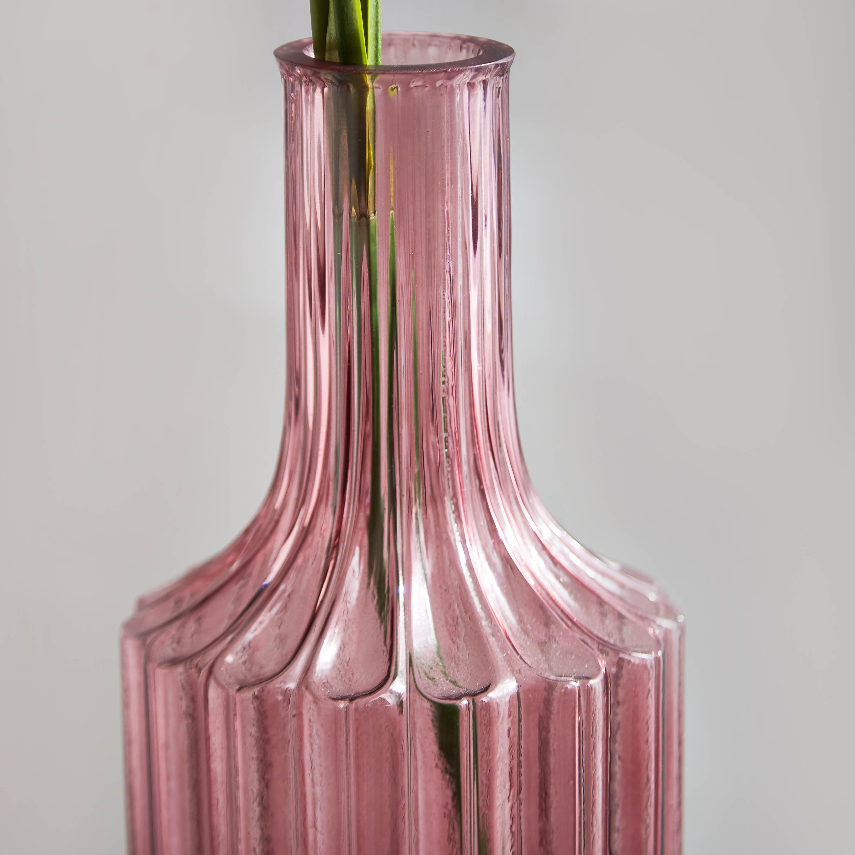 مزهرية صغيرة مضلعة زجاجية من ريو - 13x40 سم-hbxbedroom-decorandaccessories-vases-image-2