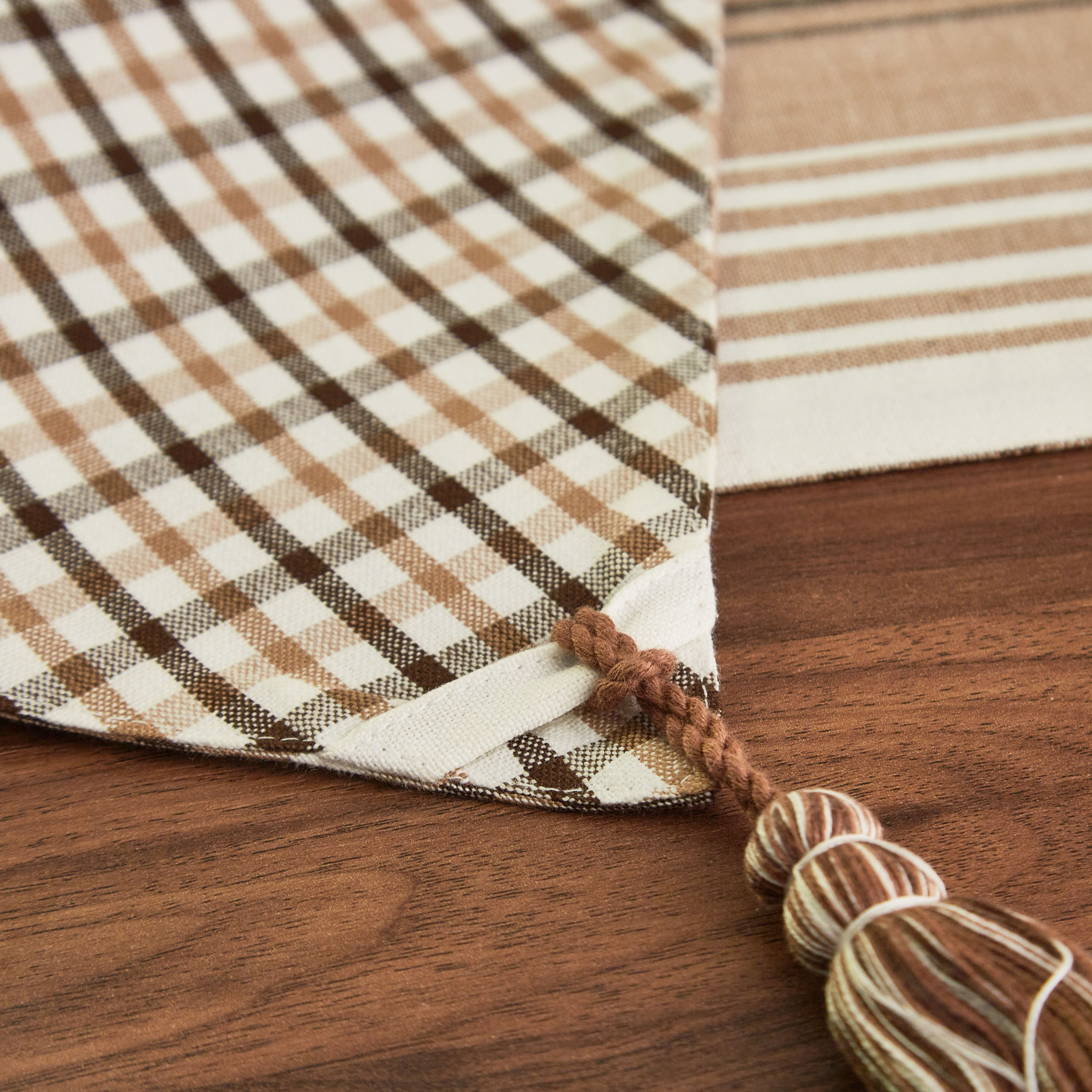 مفرش طاولة قطن مصبوغ قابل للاستخدام على الوجهين من هارلي - 33x120 سم-hbxdecorandfurnishings-homefurnishings-tablelinens-image-4