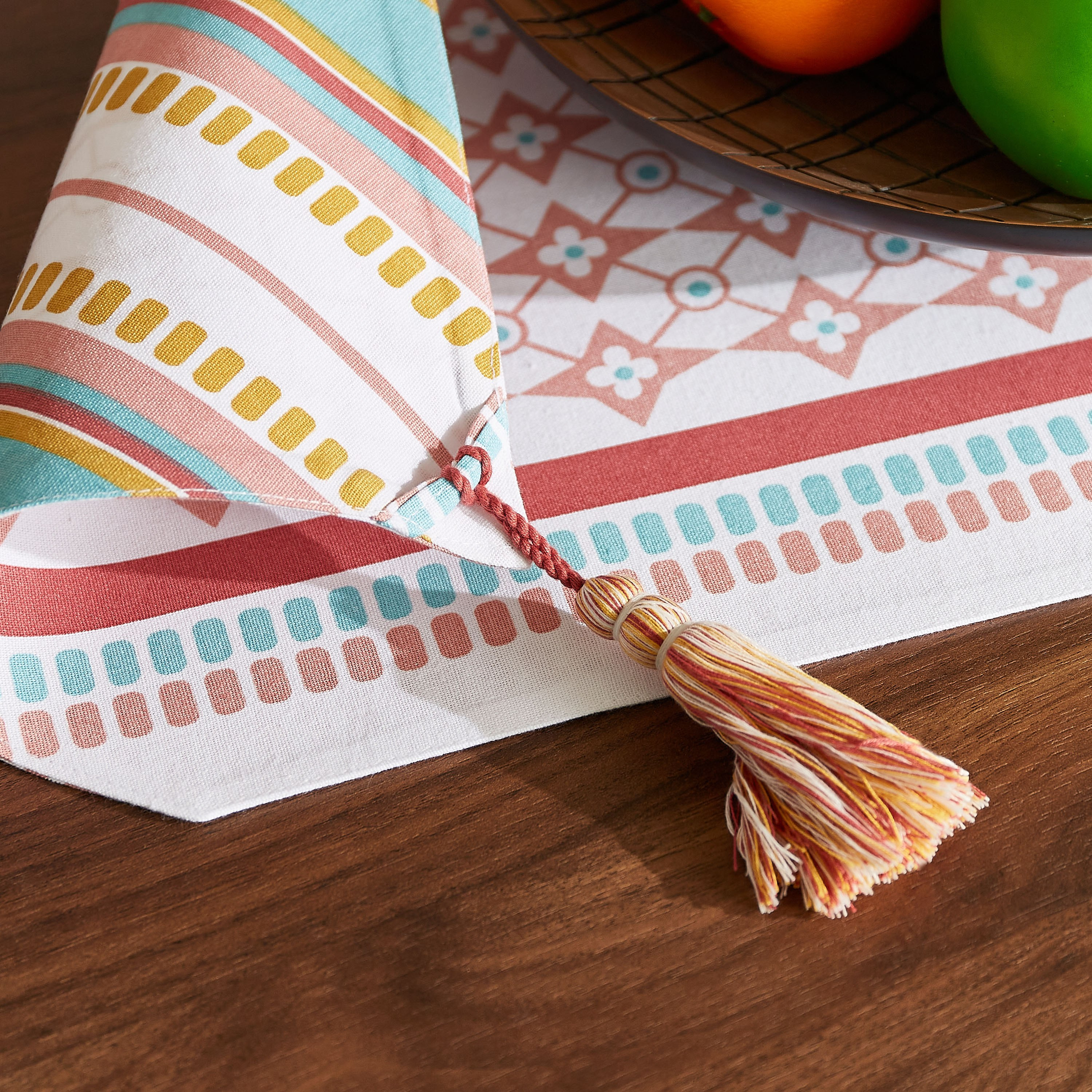 مفرش طاولة قطن قابل للاستخدام على الوجهين بطبعات من بايتون - 33x120 سم-hbxdecorandfurnishings-homefurnishings-tablelinens-image-3