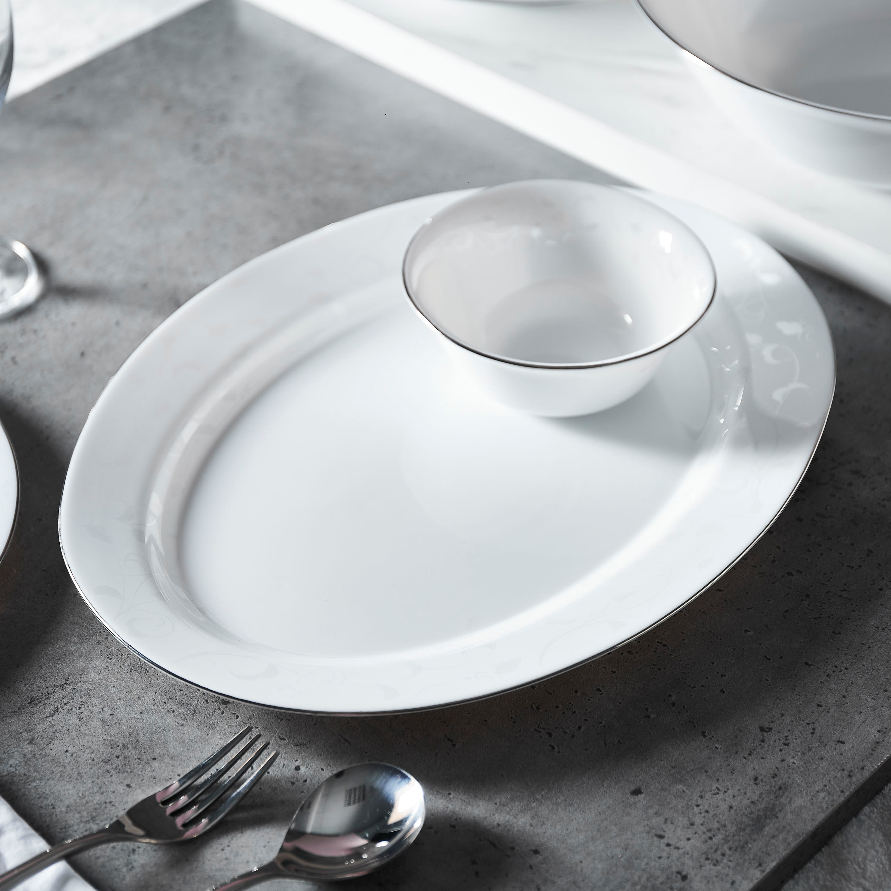 صحن بيضاوي بطبعات أوبالوير من فيكتوريانا - 36 سم-hbxdecorandfurnishings-tabletop-crockery-image-1