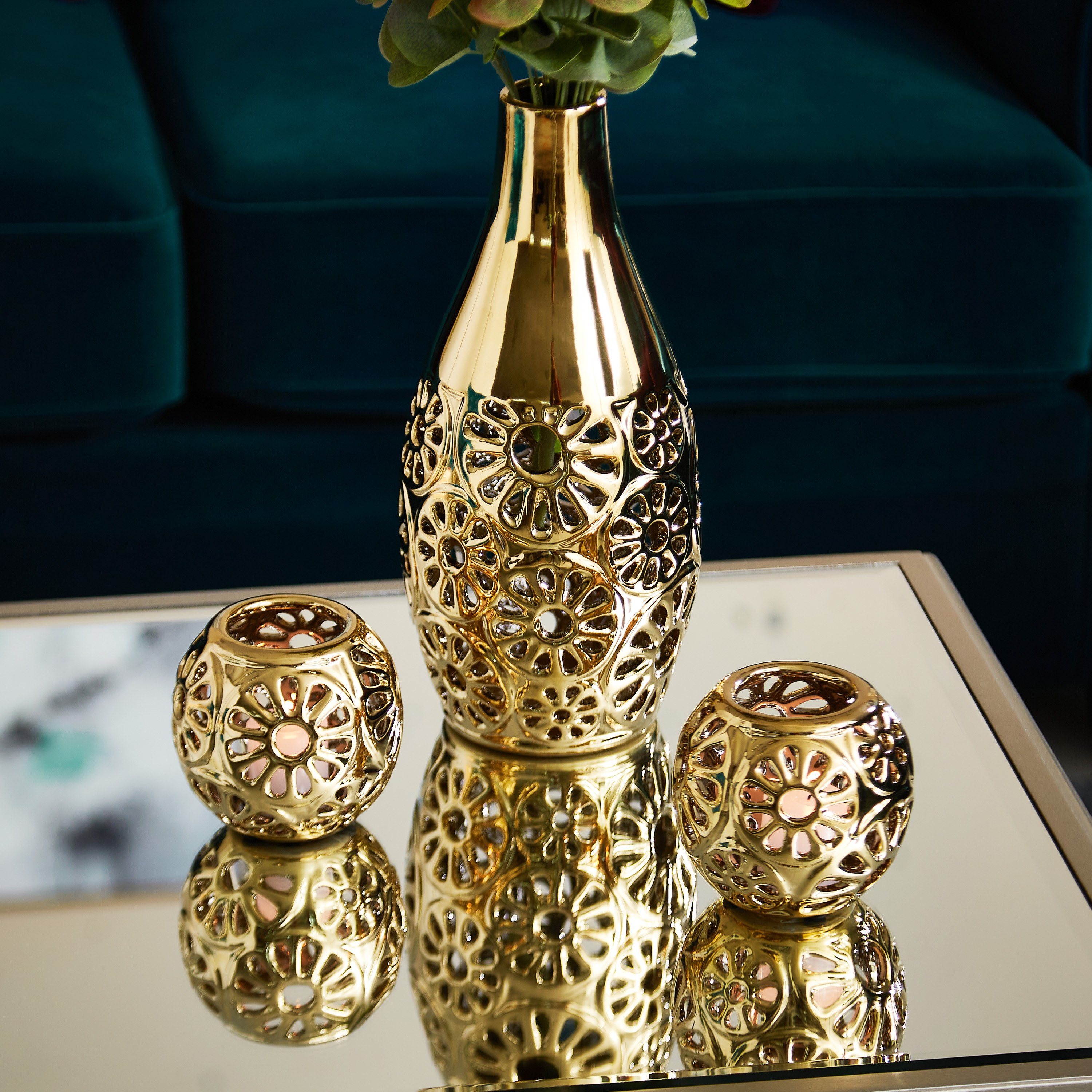 طقم حامل شموع صغيرة ومزهرية سيراميك ذهبية لامعة ومفرغة من إيلا - 3 قطع-hbxbedroom-decorandaccessories-vases-image-2