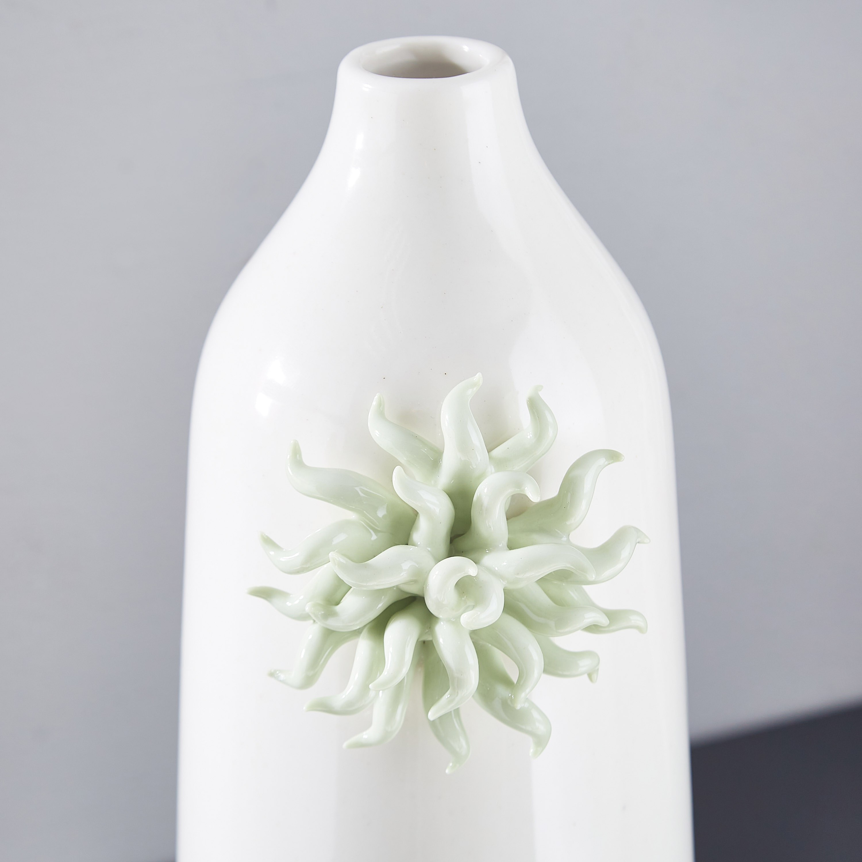 مزهرية طويلة سيراميك ببروش زهرة من ديوك - 13.2x11.2x27.2 سم-hbxbedroom-decorandaccessories-vases-image-3