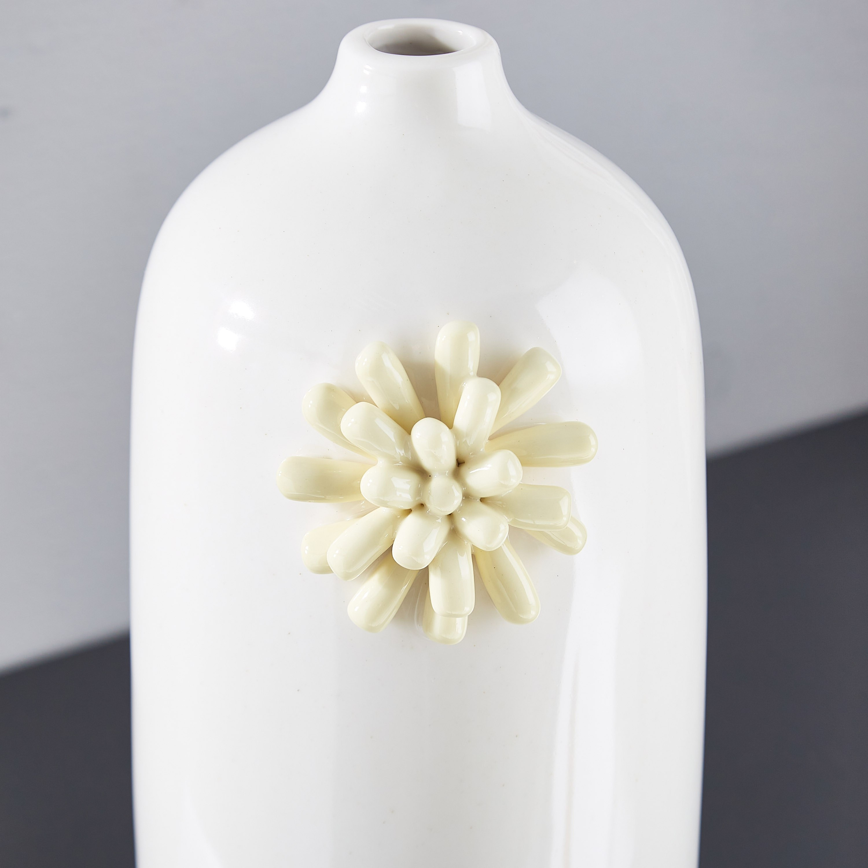 مزهرية سيراميك متوسطة ببروش زهرة من ديوك - 13.5x11.5x22.2 سم-hbxbedroom-decorandaccessories-vases-image-3