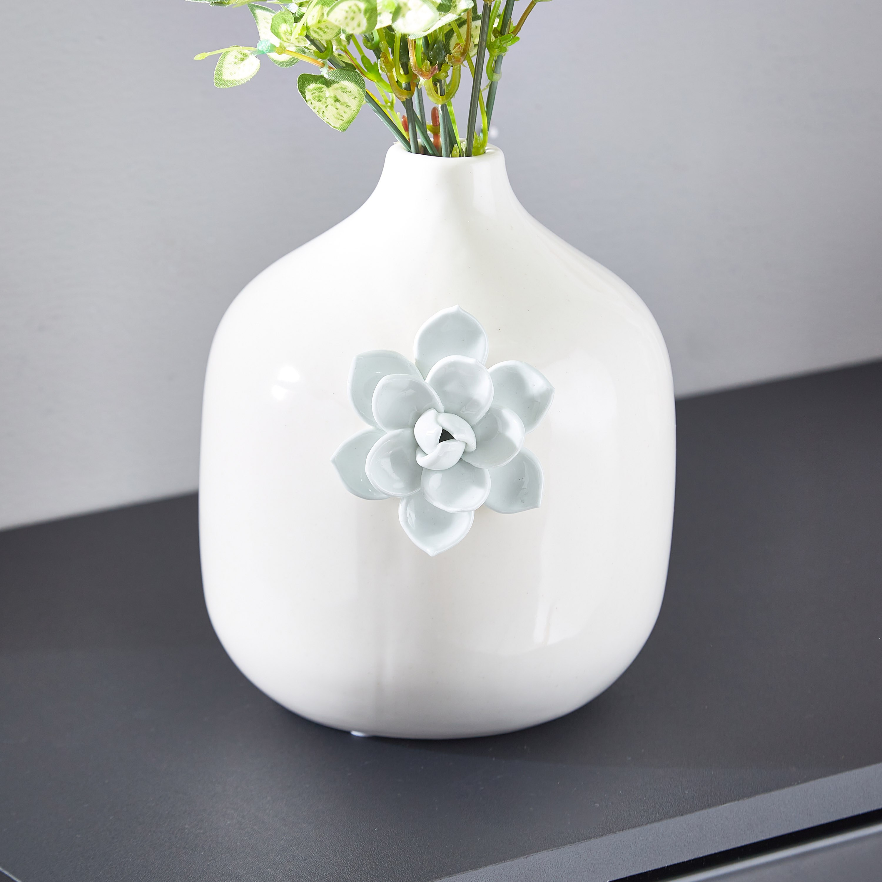 مزهرية سيراميك صغيرة ببروش زهرة من ديوك - 16.5x14.5x17.5 سم-hbxbedroom-decorandaccessories-vases-image-1