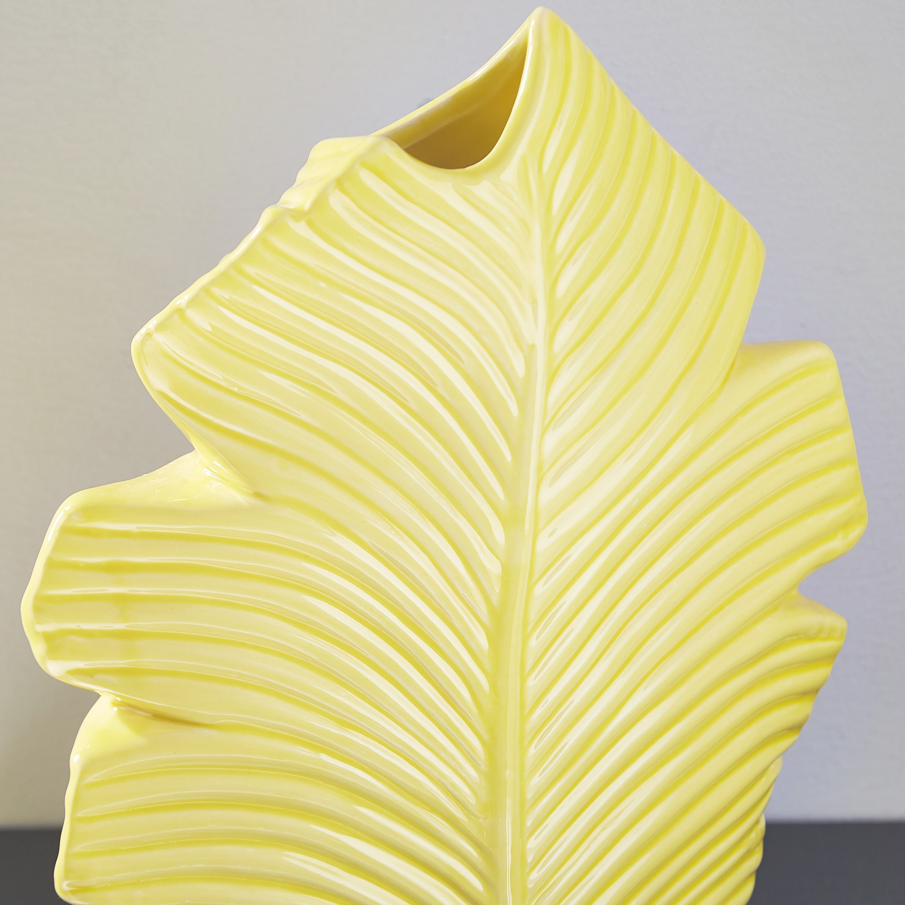 مزهرية سيراميك بتصميم ورق الموز من ديوك - 21.5x9.3x27.5 سم-hbxbedroom-decorandaccessories-vases-image-3