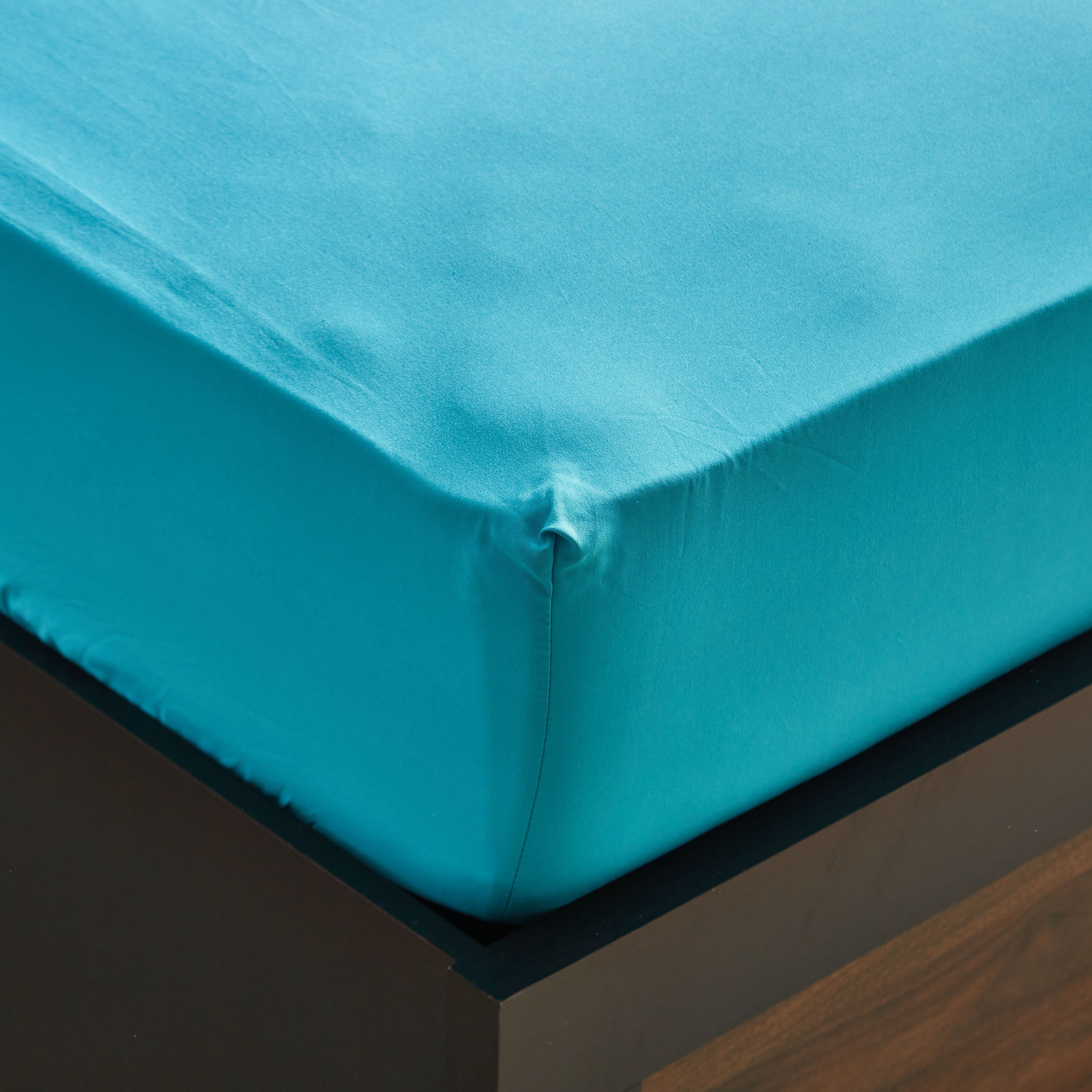شرشف مطاطي كينج سادة من الألياف الدقيقة من ديربي - 180x200+25 سم-hbxhomeware-hbxbedroom-image-4