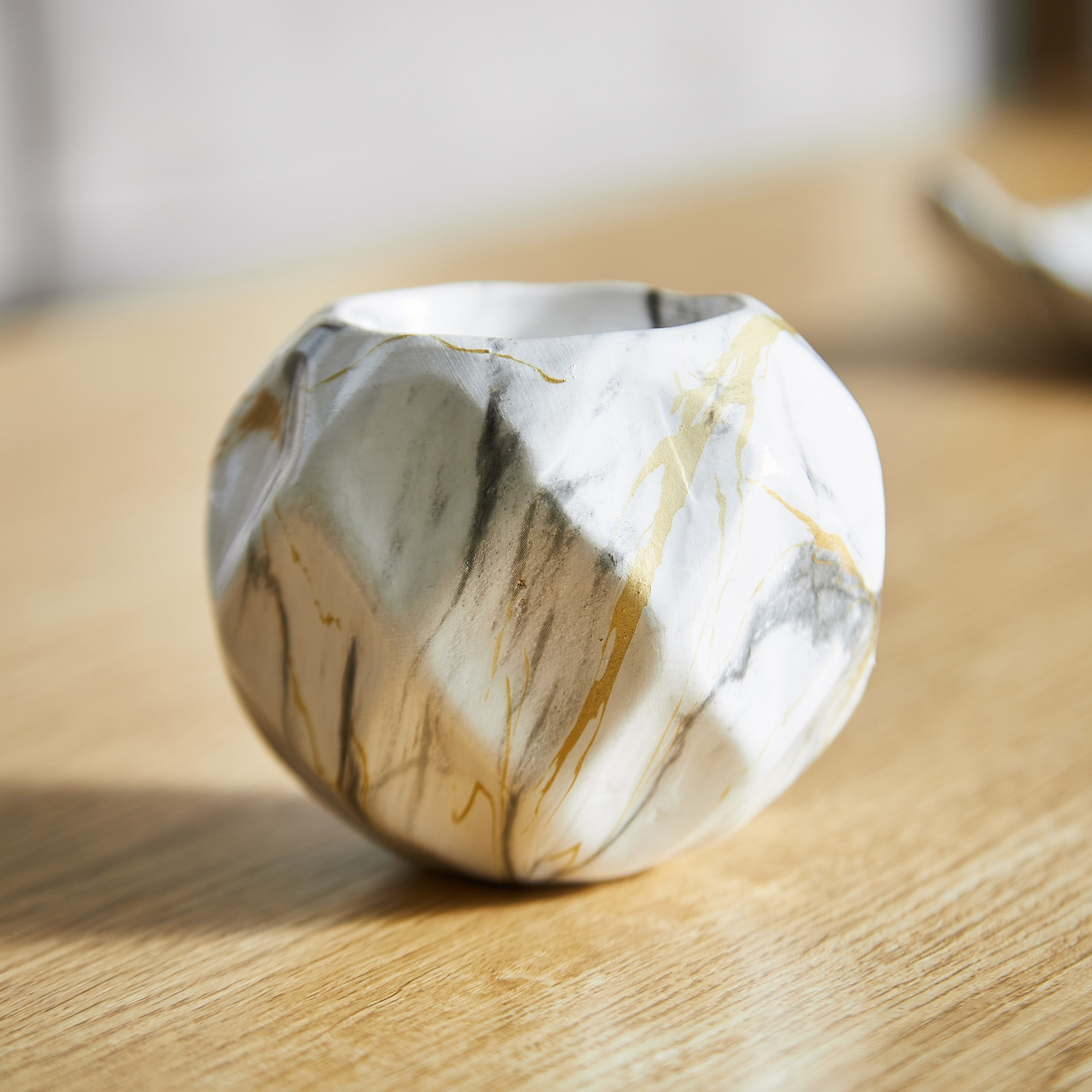 حامل شموع سيراميك بالرخام من ديوك - 8x8x7 سم-hbxlivingroom-decorandaccessories-candleholders-image-1