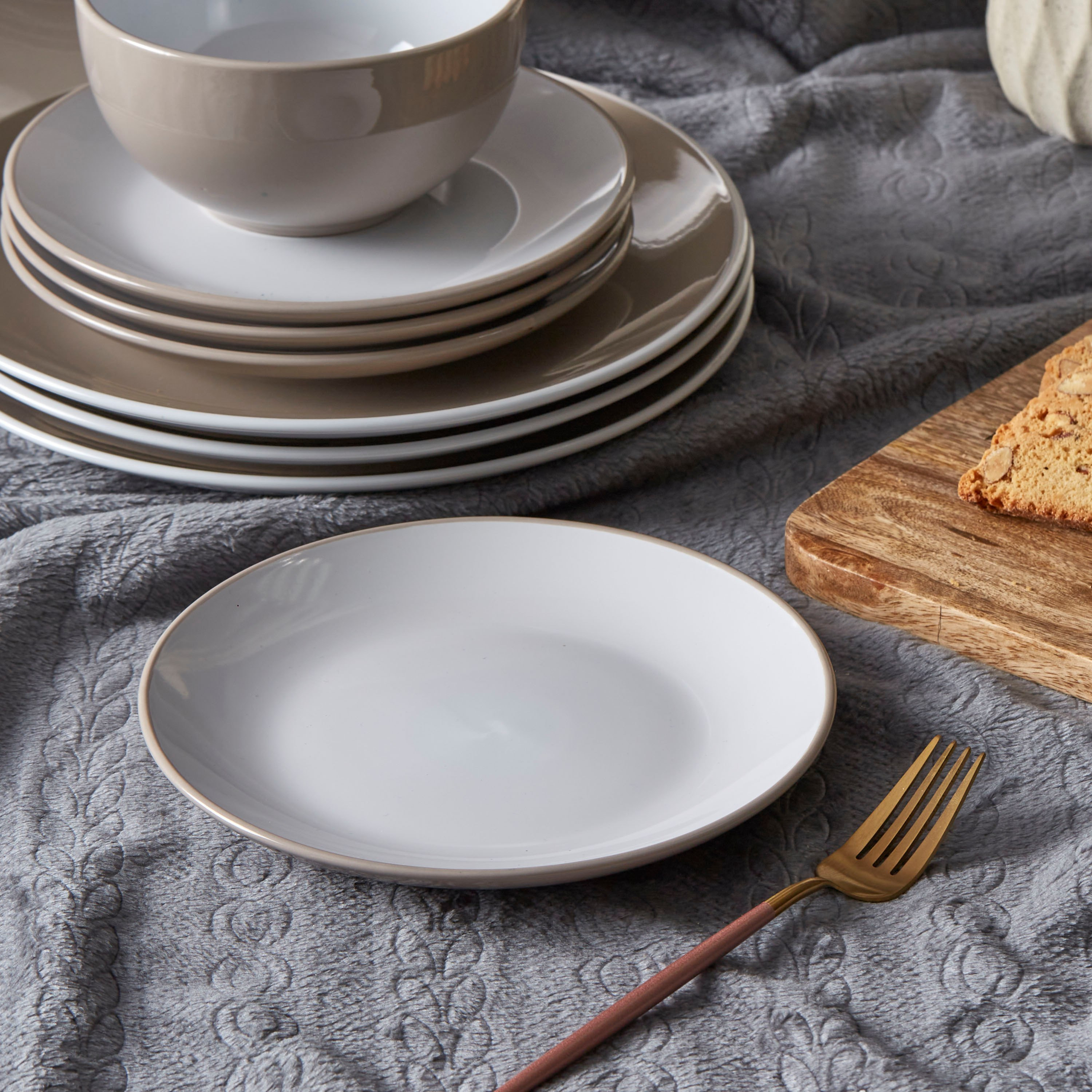 Elegenza 16-Piece Stoneware Dinner Set-hbxdecorandfurnishings-tabletop-crockery-image-4
