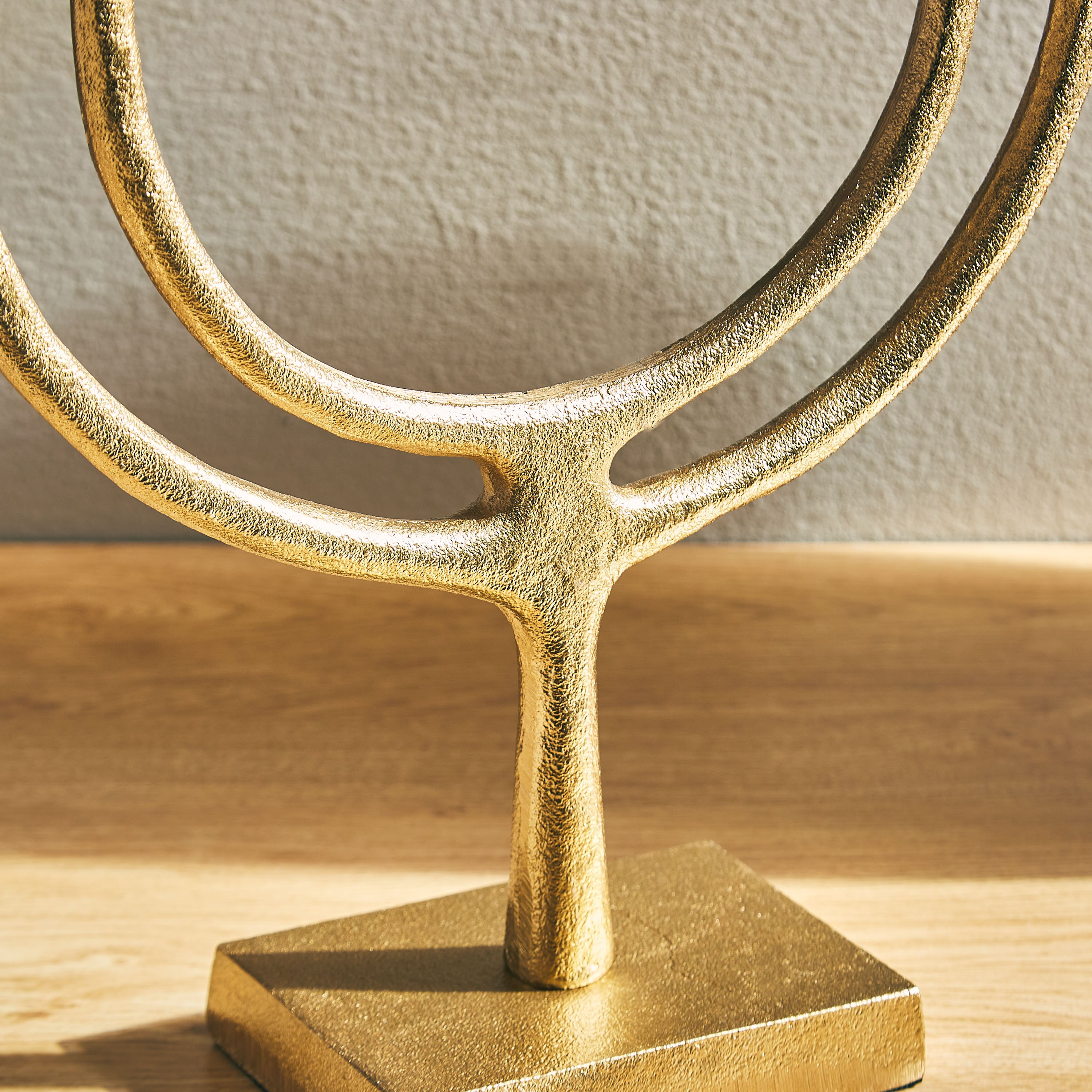 منحوتة معدنيّة مركزيّة بشكل قرص متوسّطة من إنارة - 27x10x35 سم-hbxhomeware-homedecor-figurinesandornaments-image-3