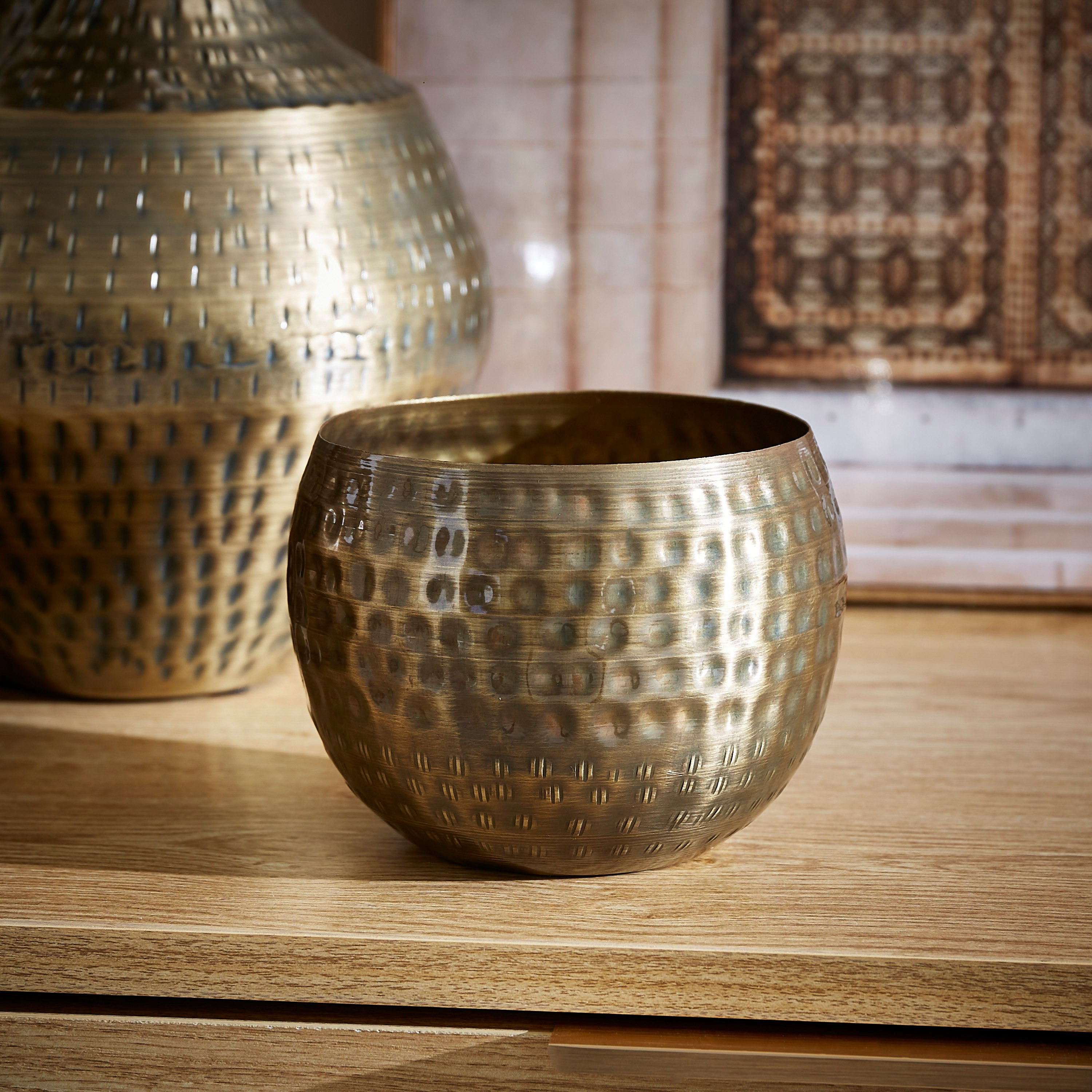 حامل شموع معدني صغير بارز الملمس من إنارة - 12×12×10 سم-hbxlivingroom-decorandaccessories-candleholders-image-1