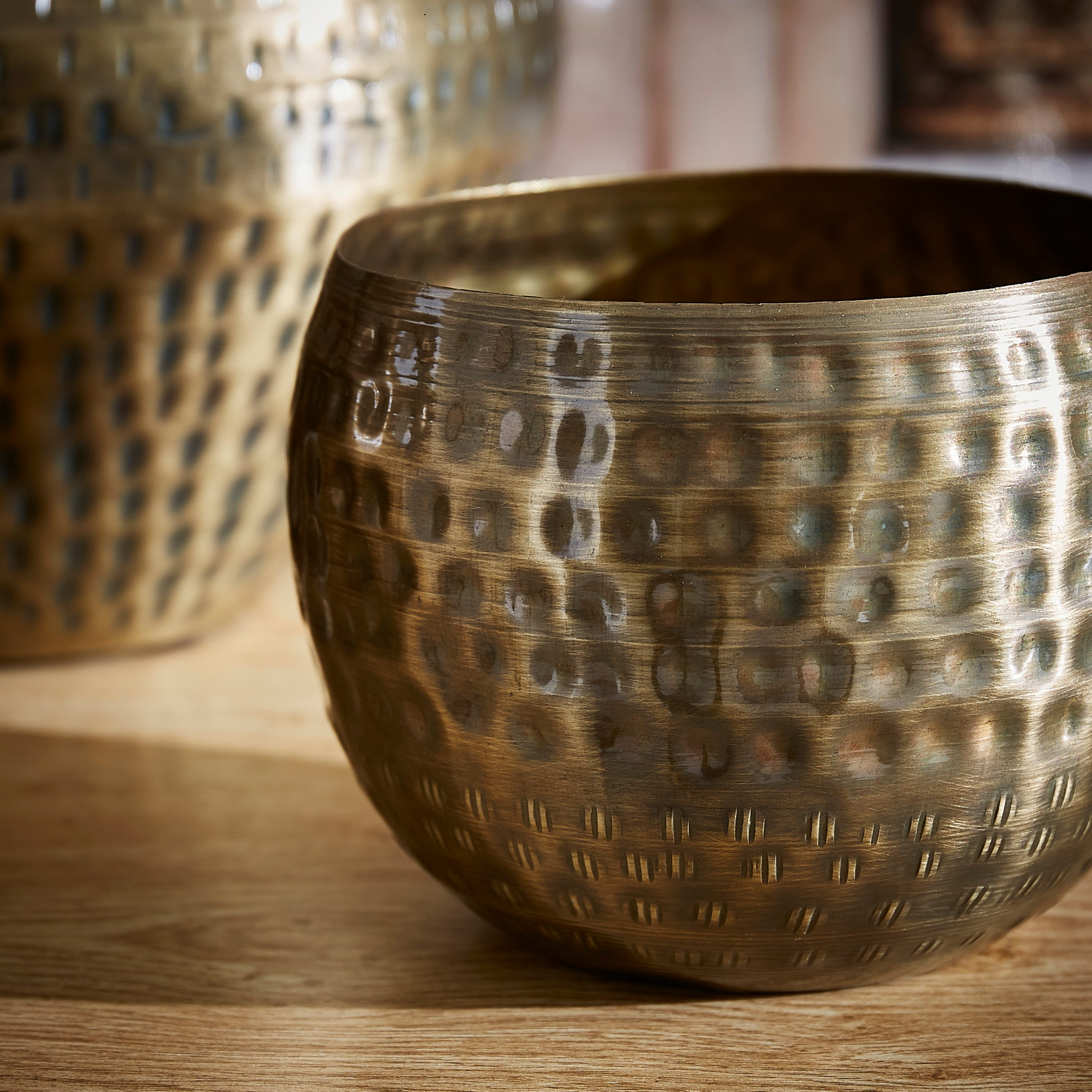 حامل شموع معدني صغير بارز الملمس من إنارة - 12×12×10 سم-hbxlivingroom-decorandaccessories-candleholders-image-3