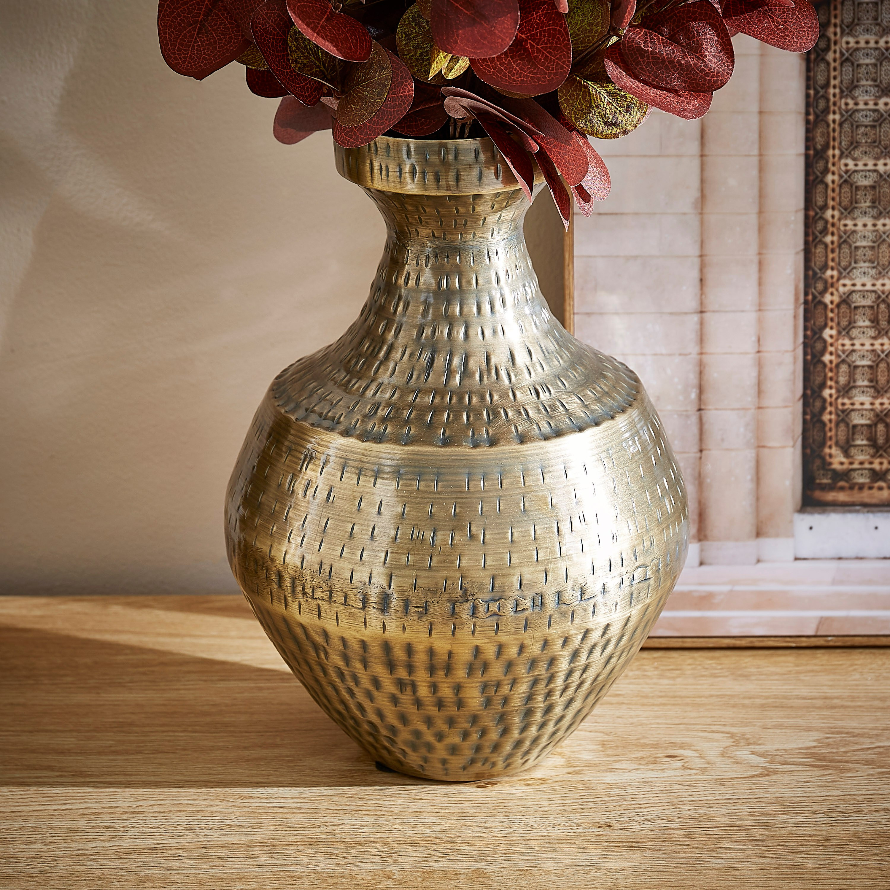 مزهرية ماتاكا معدنية بطابع تجريدي من إنارة - 21x21x30 سم-hbxbedroom-decorandaccessories-vases-image-1