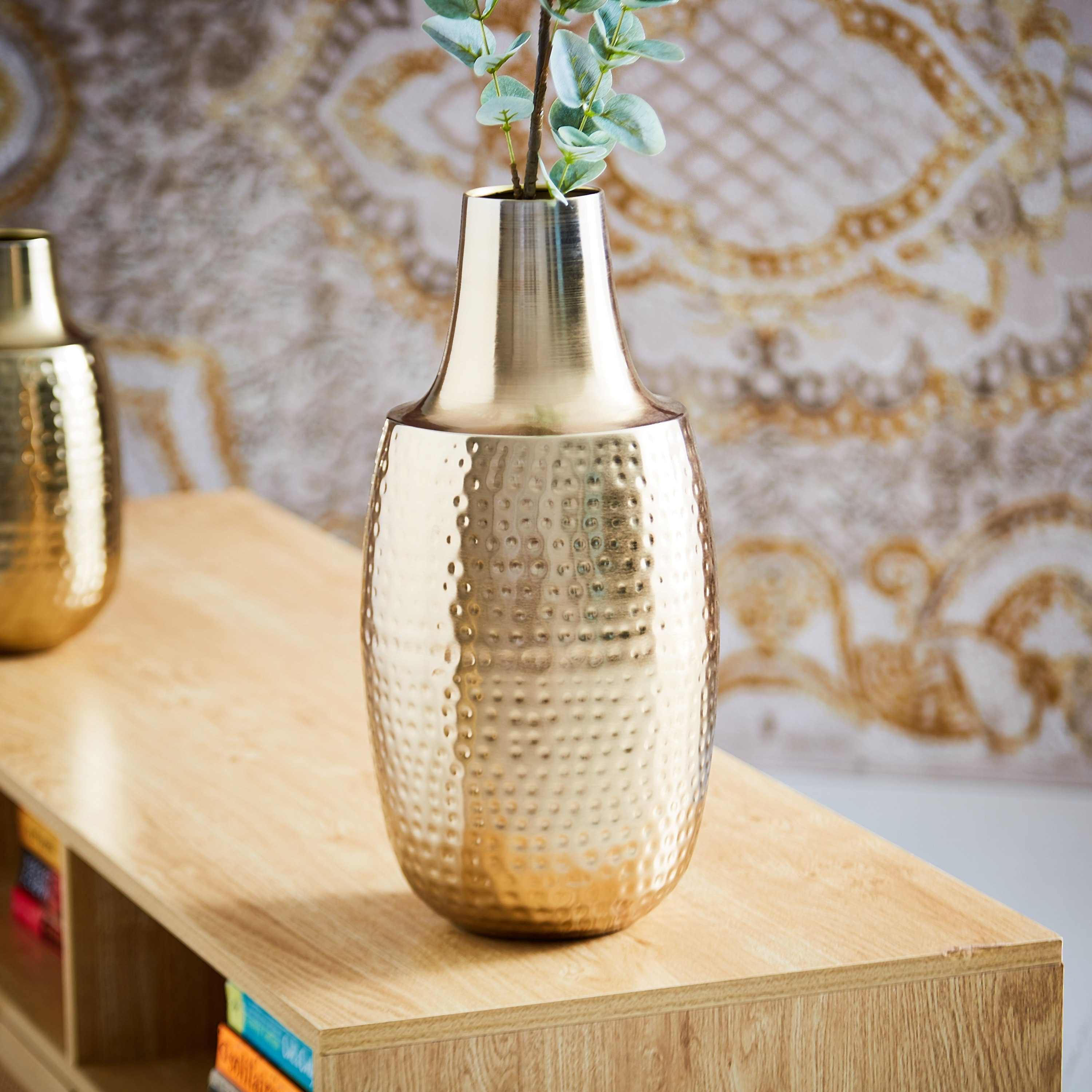 مزهرية بتصميم قارورة معدنية طويلة من إنارة - 20×20×40 سم-hbxbedroom-decorandaccessories-vases-image-1