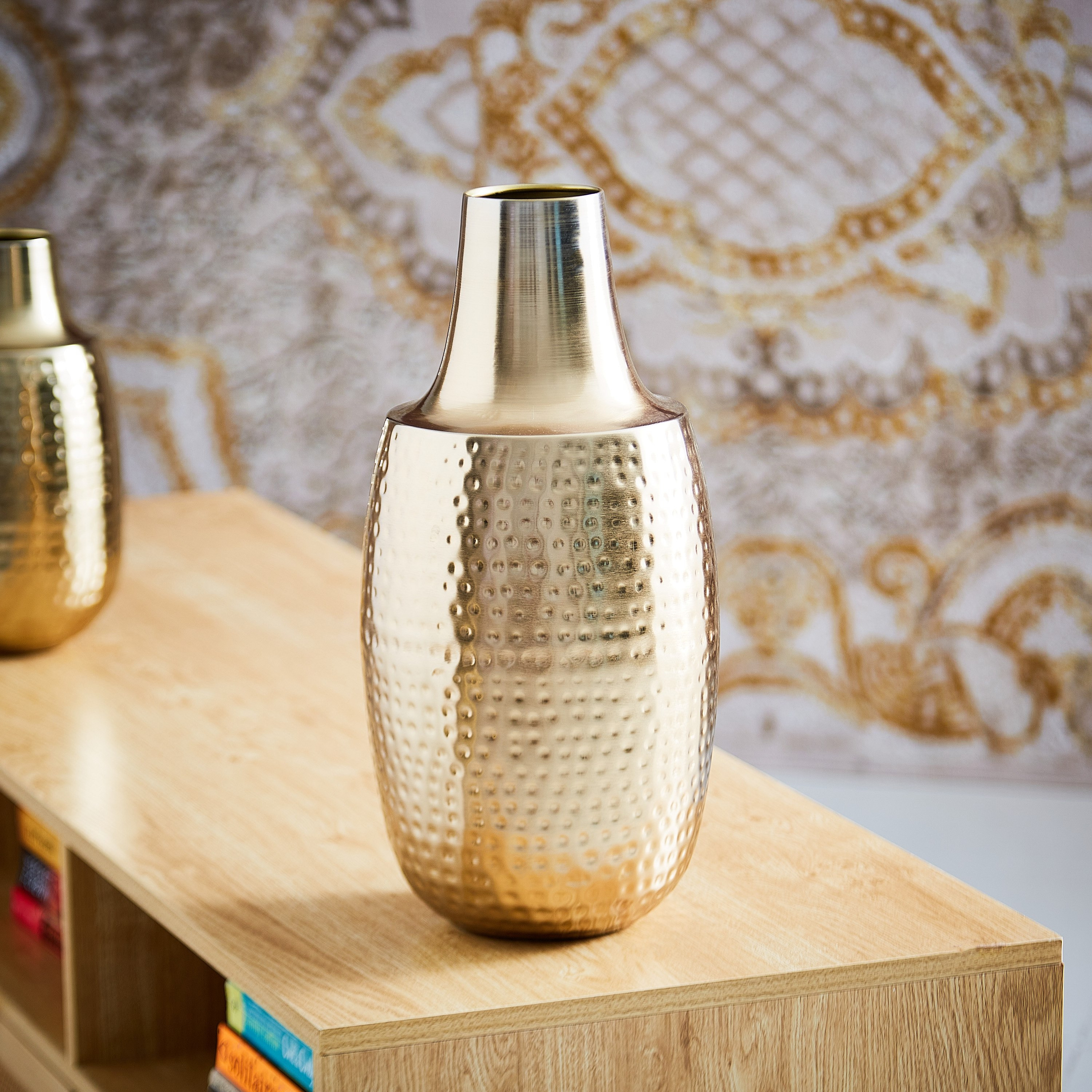 مزهرية بتصميم قارورة معدنية طويلة من إنارة - 20×20×40 سم-hbxbedroom-decorandaccessories-vases-image-2