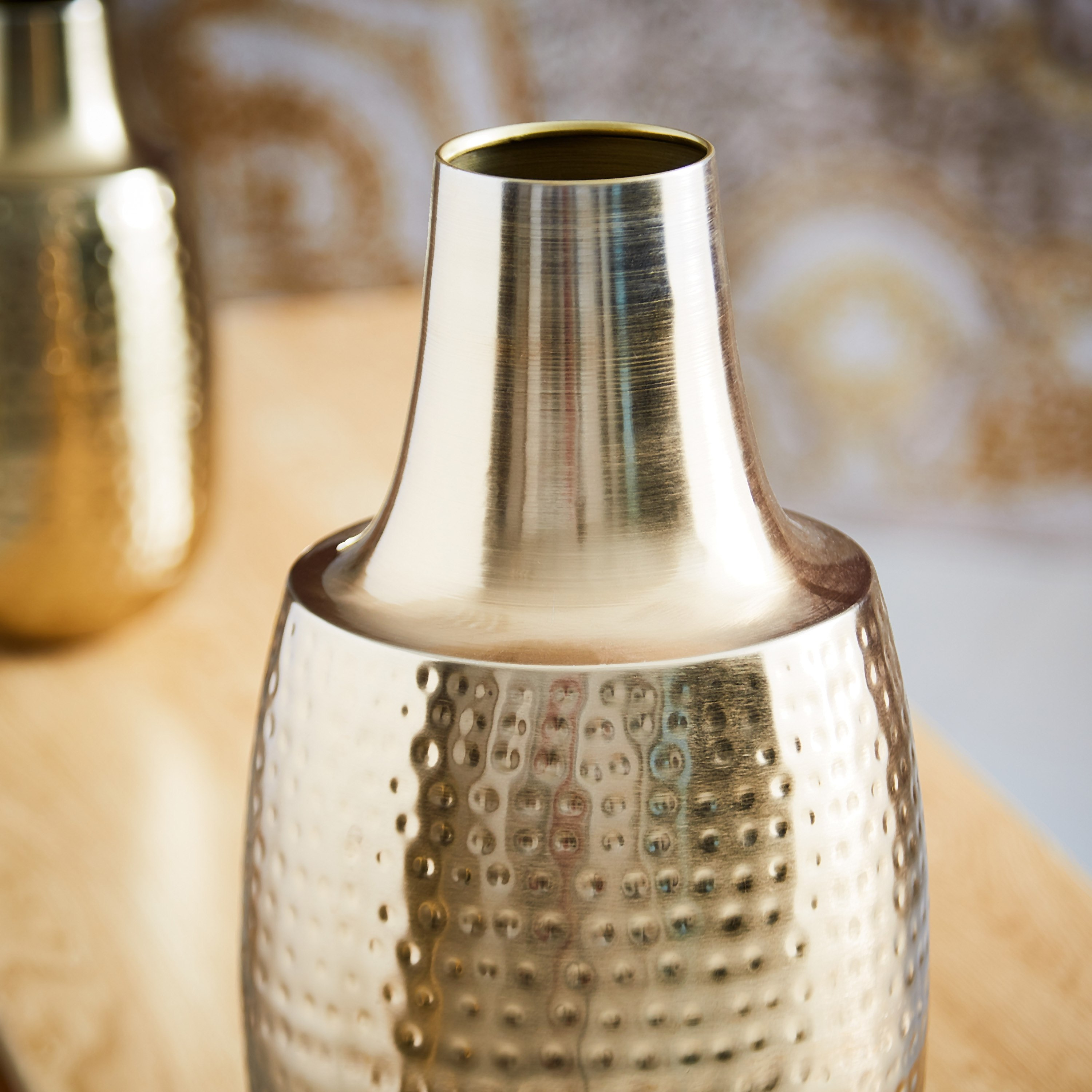 مزهرية بتصميم قارورة معدنية طويلة من إنارة - 20×20×40 سم-hbxbedroom-decorandaccessories-vases-image-3