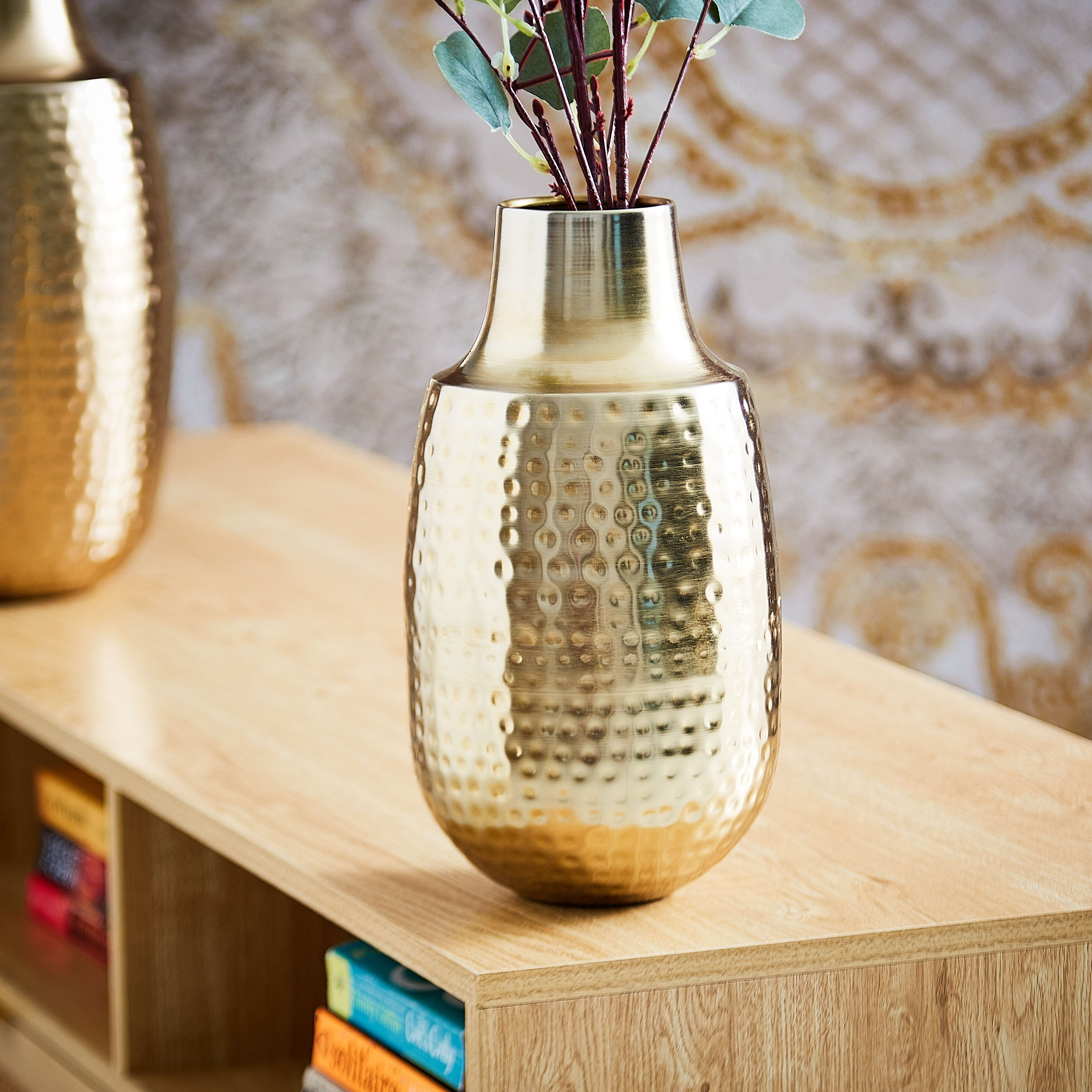 مزهرية صغيرة معدنية على شكل قارورة من إنارة - 17.5x17.5x30 سم-hbxbedroom-decorandaccessories-vases-image-1