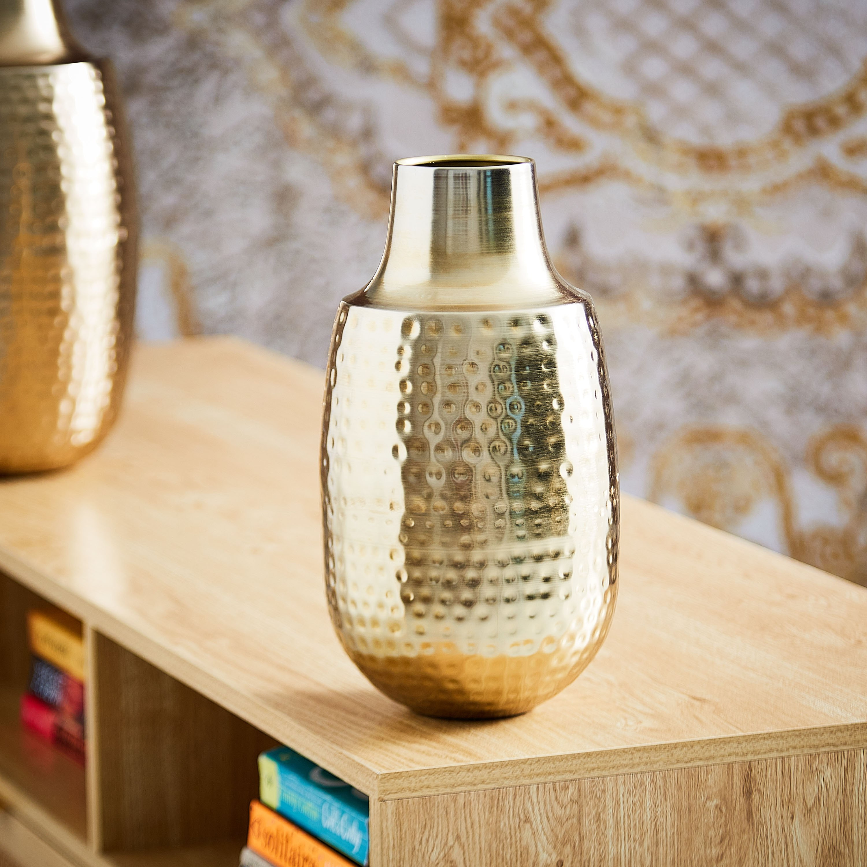 مزهرية صغيرة معدنية على شكل قارورة من إنارة - 17.5x17.5x30 سم-hbxbedroom-decorandaccessories-vases-image-2
