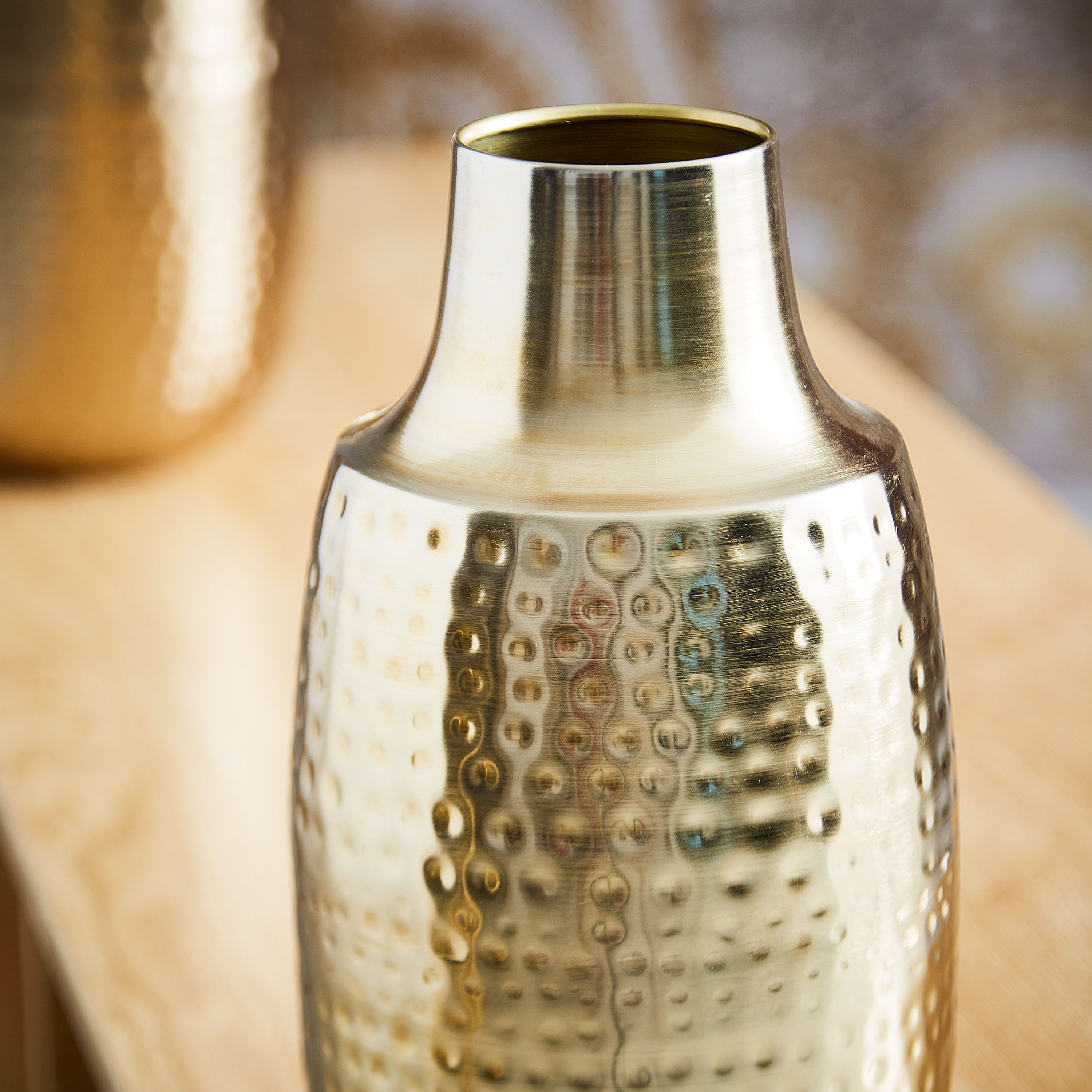مزهرية صغيرة معدنية على شكل قارورة من إنارة - 17.5x17.5x30 سم-hbxbedroom-decorandaccessories-vases-image-3
