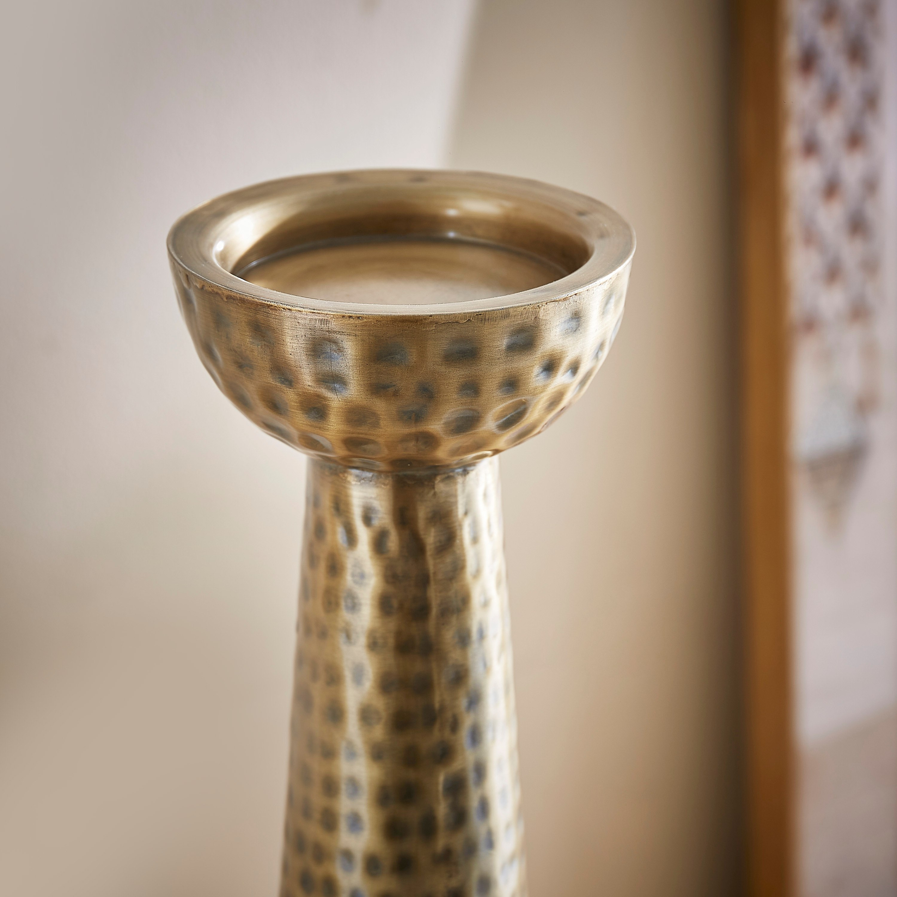 حامل شموع معدني طويل بارز الملمس من إنارة - 15x15x70 سم-hbxlivingroom-decorandaccessories-candleholders-image-3