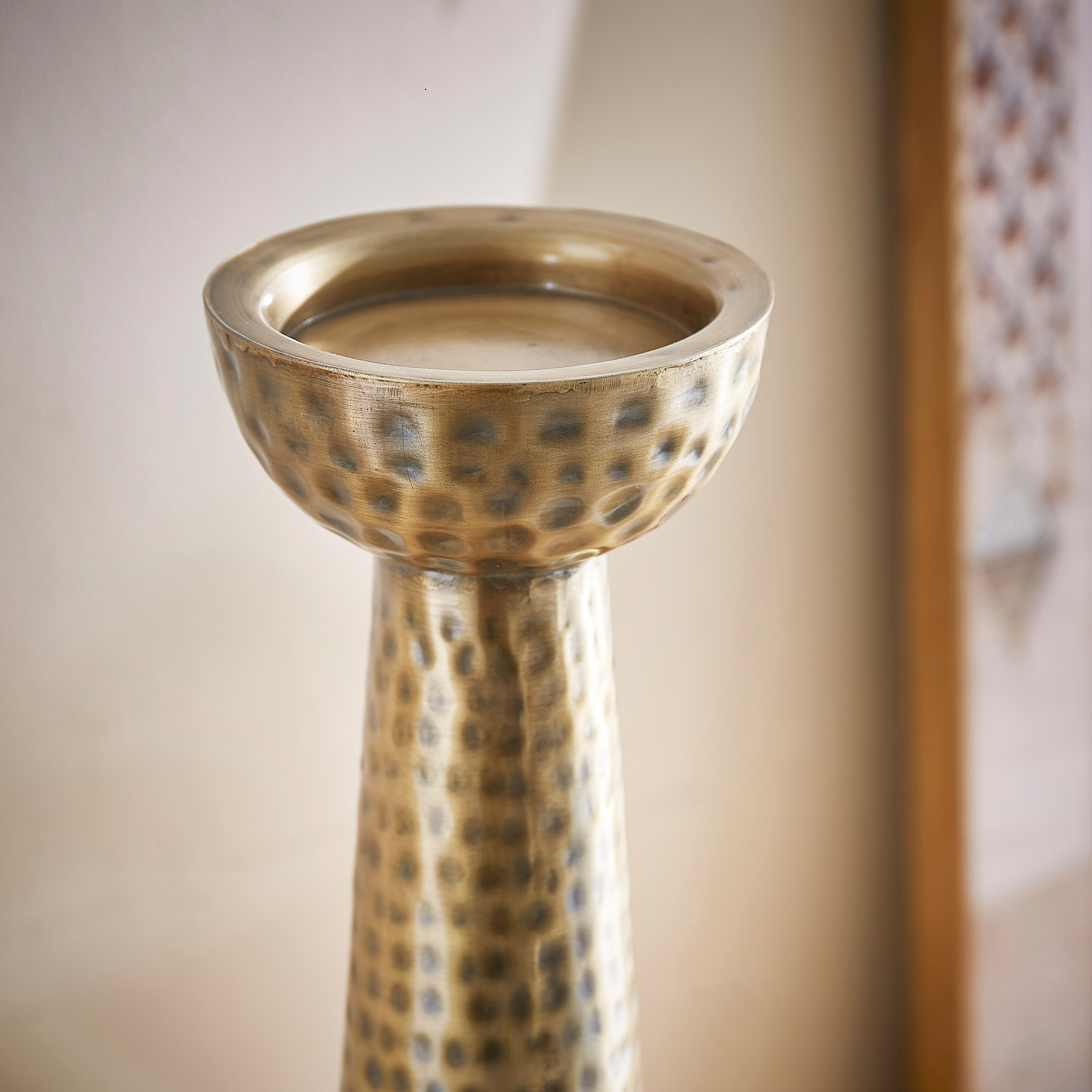 حامل شموع معدني صغير بارز الملمس من إنارة - 12.5x12.5x54×12×10 سم-hbxlivingroom-decorandaccessories-candleholders-image-3