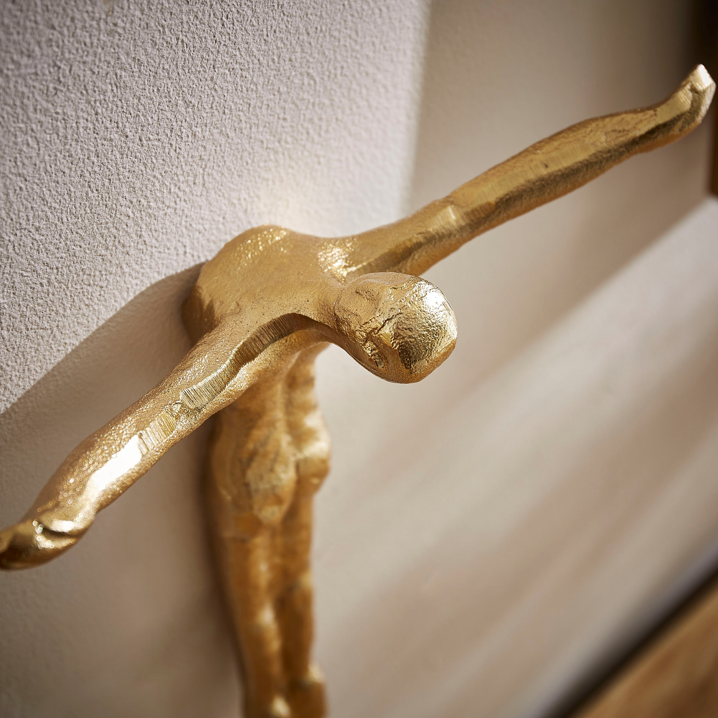ديكور رجل معدني معلق من إنارة - 22x3x25 سم-hbxhomeware-homedecor-figurinesandornaments-image-2