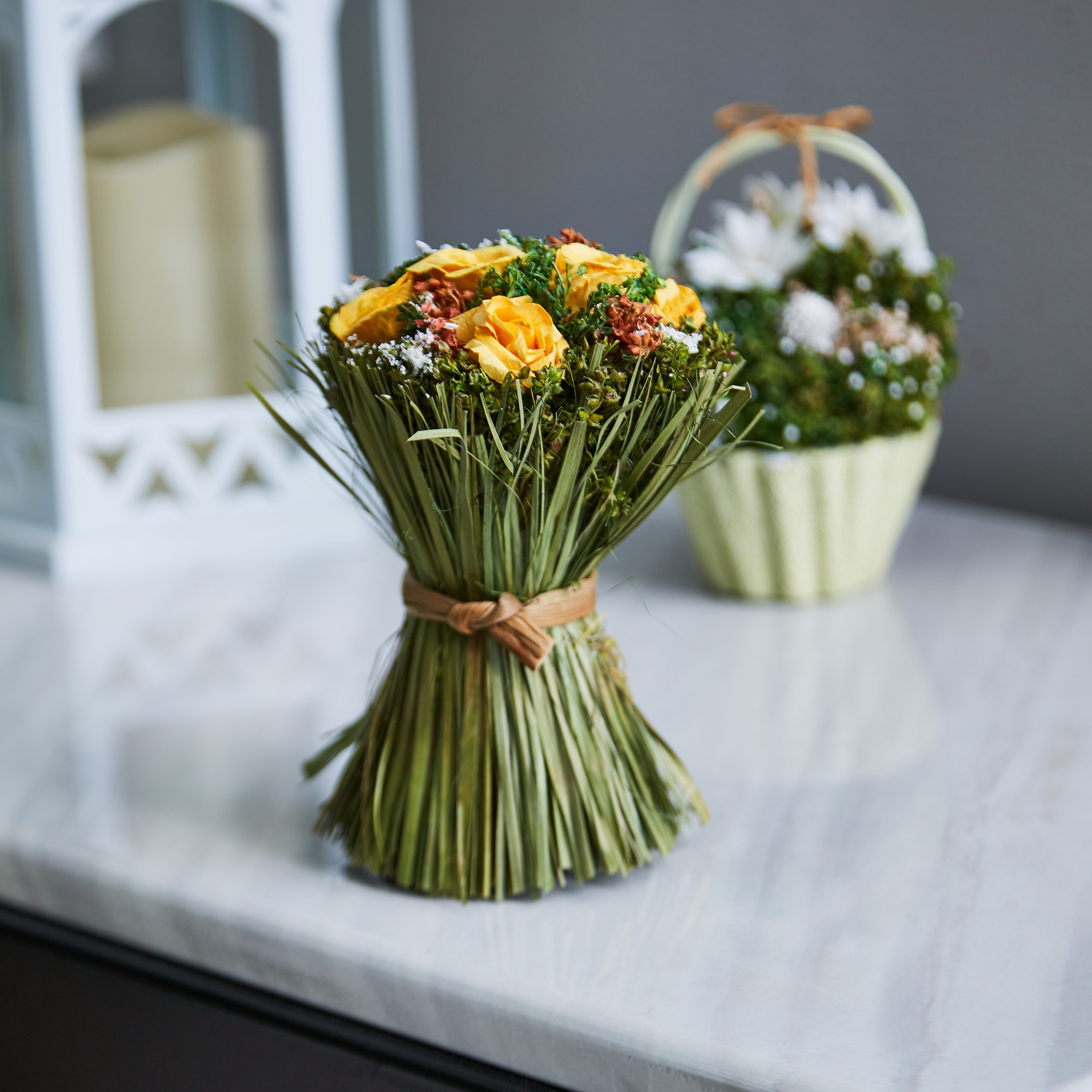 سلة زهور الأقحوان في العشب من إيريس - 17×12×16 سم-hbxdecorandfurnishings-homeaccessories-artificialflowersandplants-image-1
