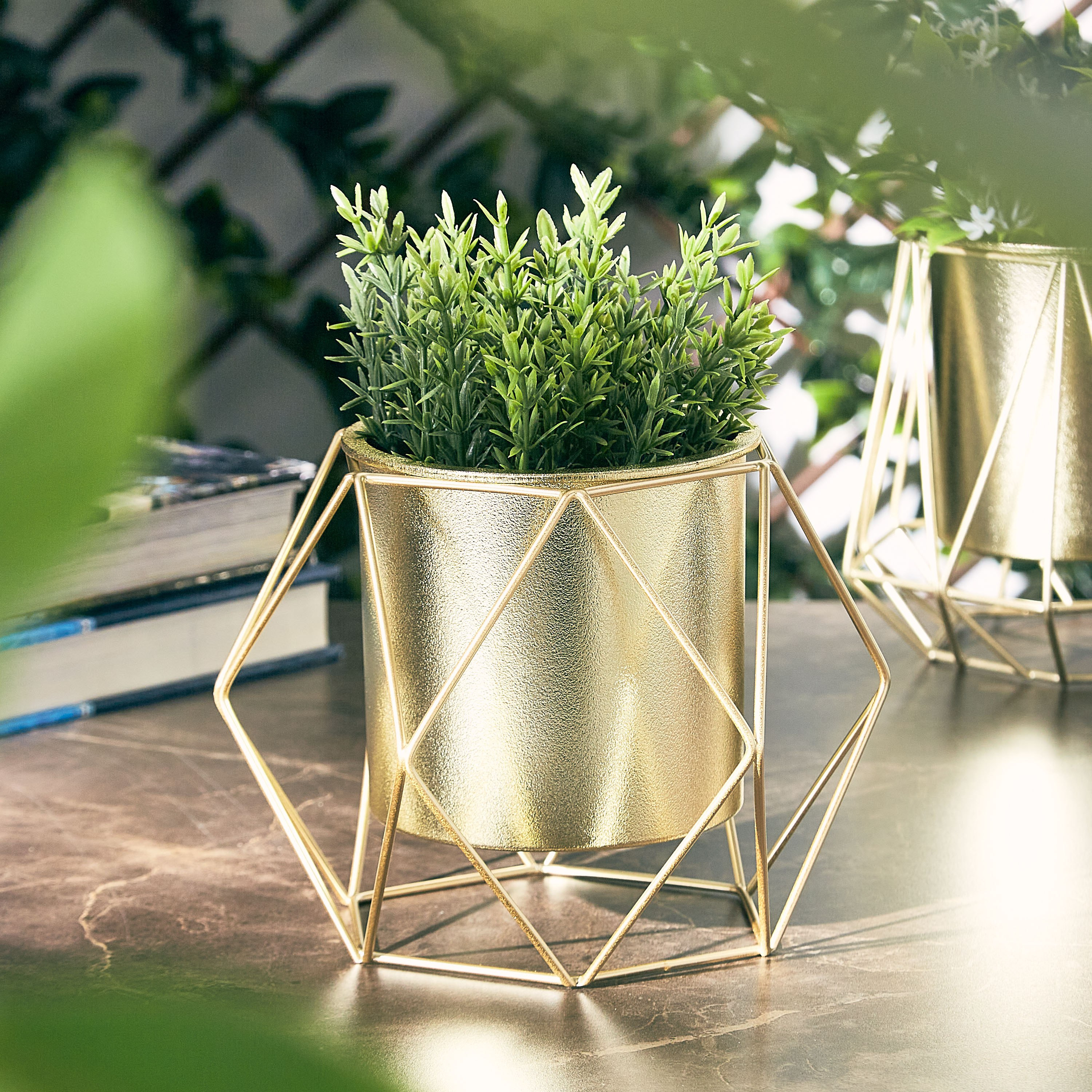 حامل إناء زرع معدني مع وعاء مطلي من ليام - 15x13x17سم-hbxhomeware-hbxdecorandfurnishings-image-2