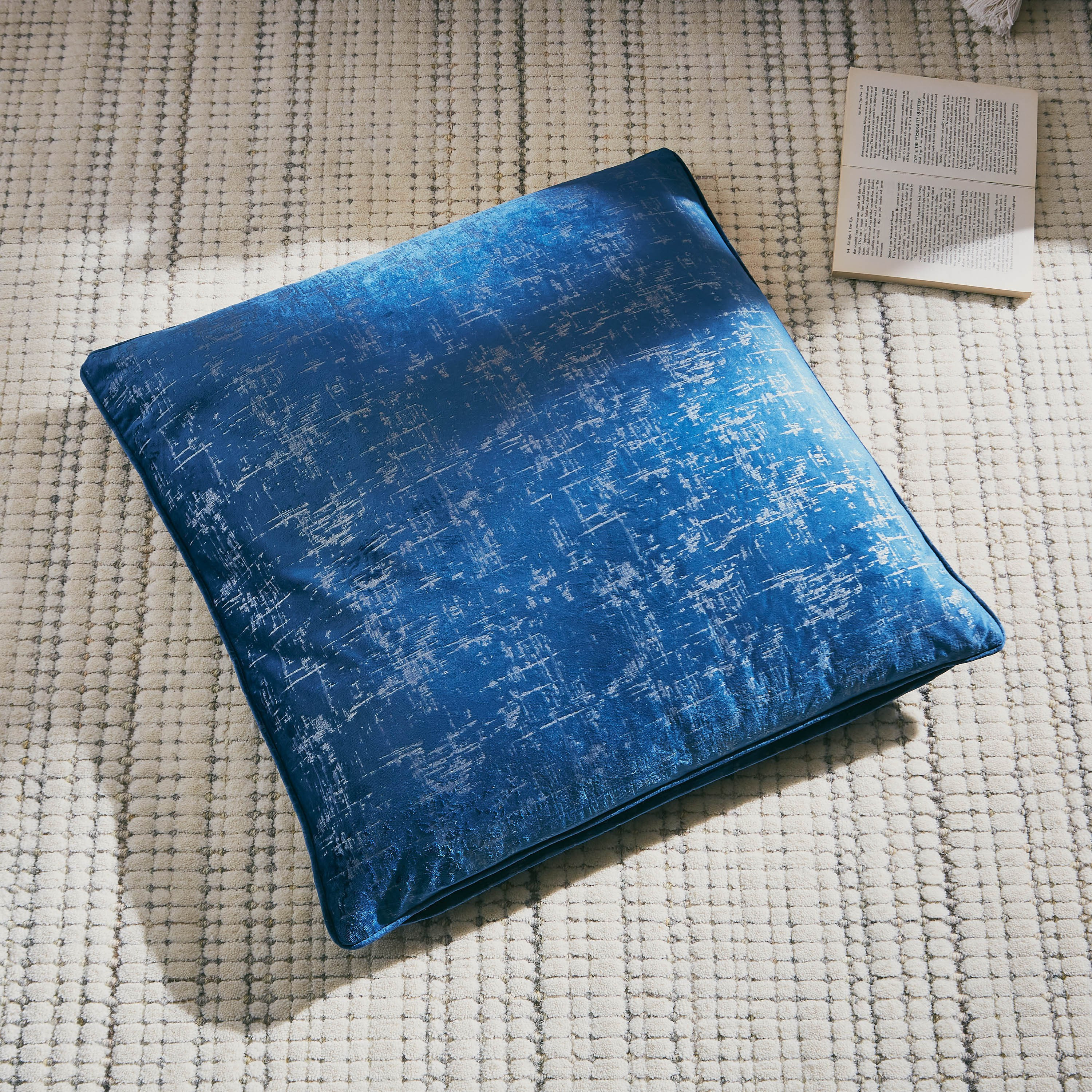 وسادة مخمليّة محشوة من أودري - 65x65 سم-hbxlivingroom-furnishings-cushionsandcovers-filledcushions-image-1