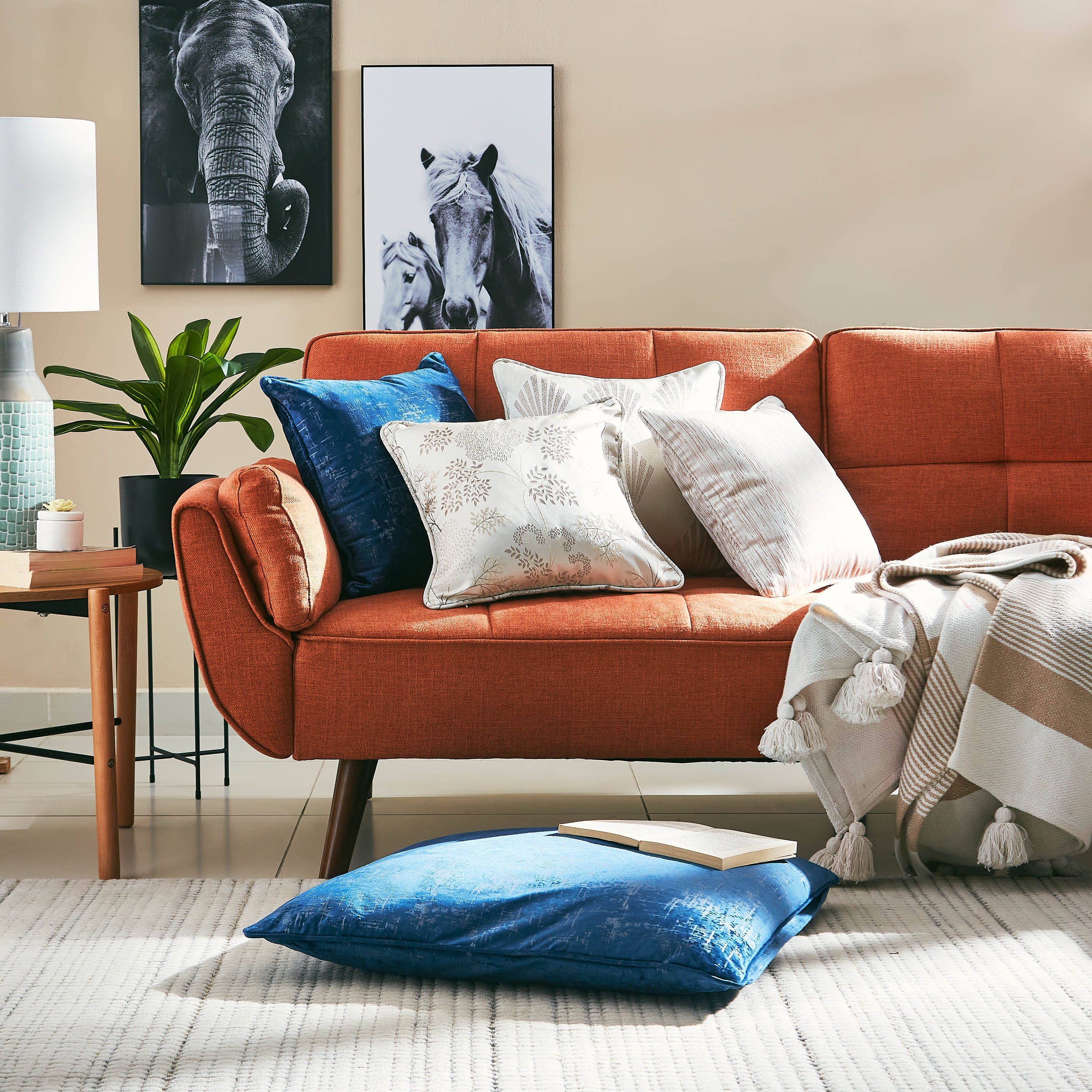 وسادة مخمليّة محشوة من أودري - 65x65 سم-hbxlivingroom-furnishings-cushionsandcovers-filledcushions-image-4
