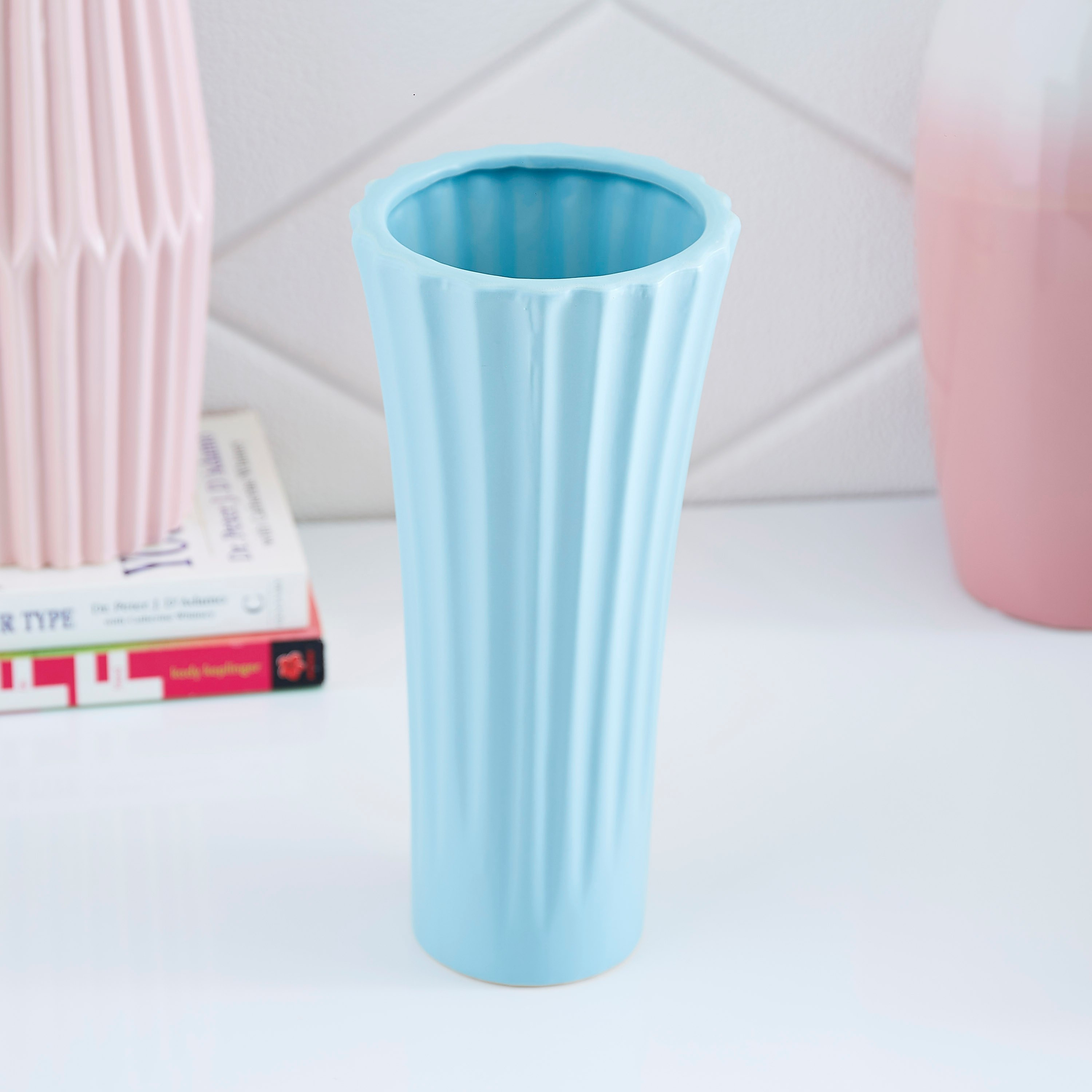 مزهرية زهور سيراميك مضلّعة من اميرالد - 12x12x25.5 سم-hbxbedroom-decorandaccessories-vases-image-1