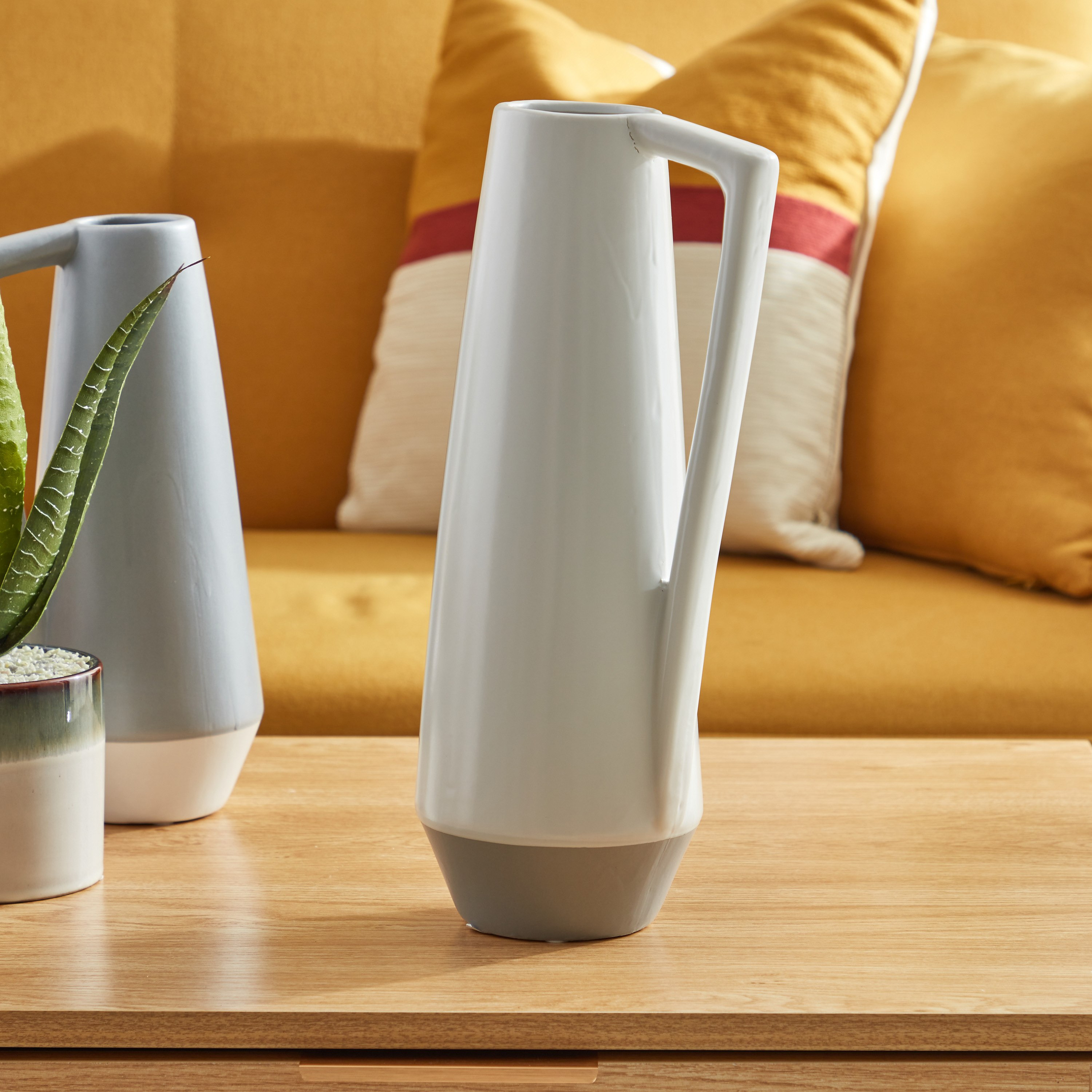 مزهرية سيراميك مخروطية من اميرالد - 15.5x13x35.5 سم-hbxbedroom-decorandaccessories-vases-image-1