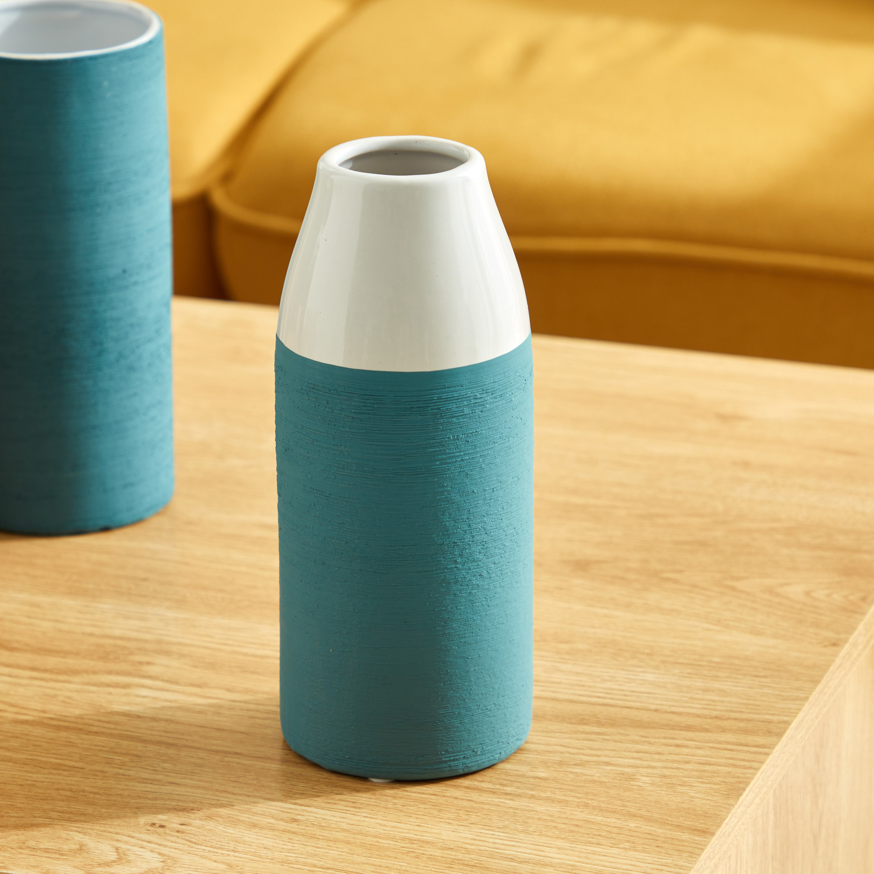 مزهرية سيراميك ثنائية اللون من إميرالد - 9x9x21.5 سم-hbxbedroom-decorandaccessories-vases-image-2