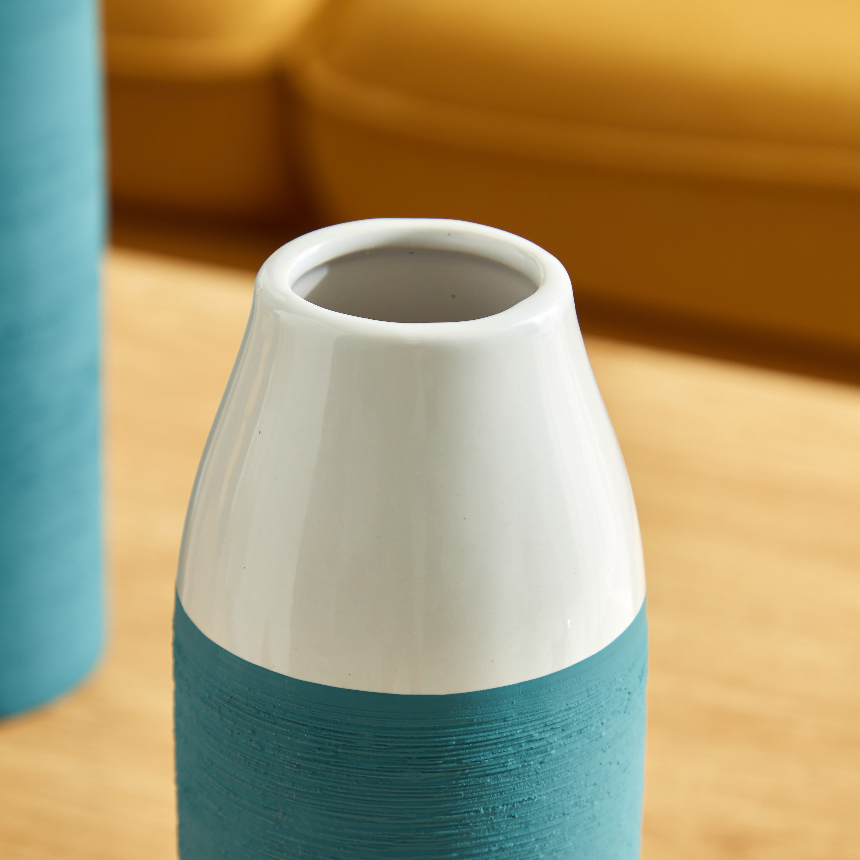 مزهرية سيراميك ثنائية اللون من إميرالد - 9x9x21.5 سم-hbxbedroom-decorandaccessories-vases-image-3